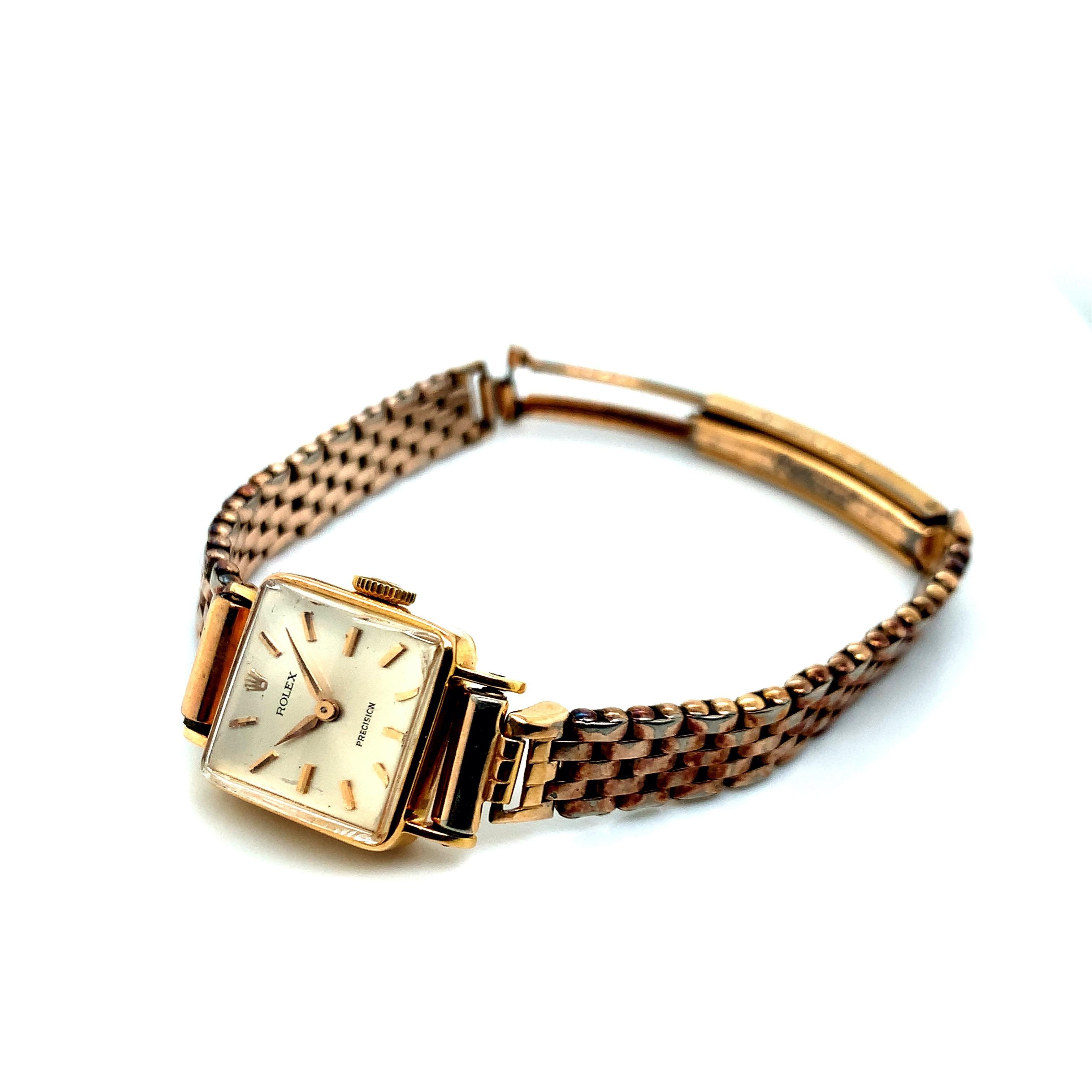 Créée par Rolex, la tête de cette montre-bracelet est en or 18 carats. Ses bracelets sont en or. Poids total : 23,4 grammes. Dimensions du boîtier : largeur : 1,7 cm, longueur : 1,7 cm. Numéro de série 457491.