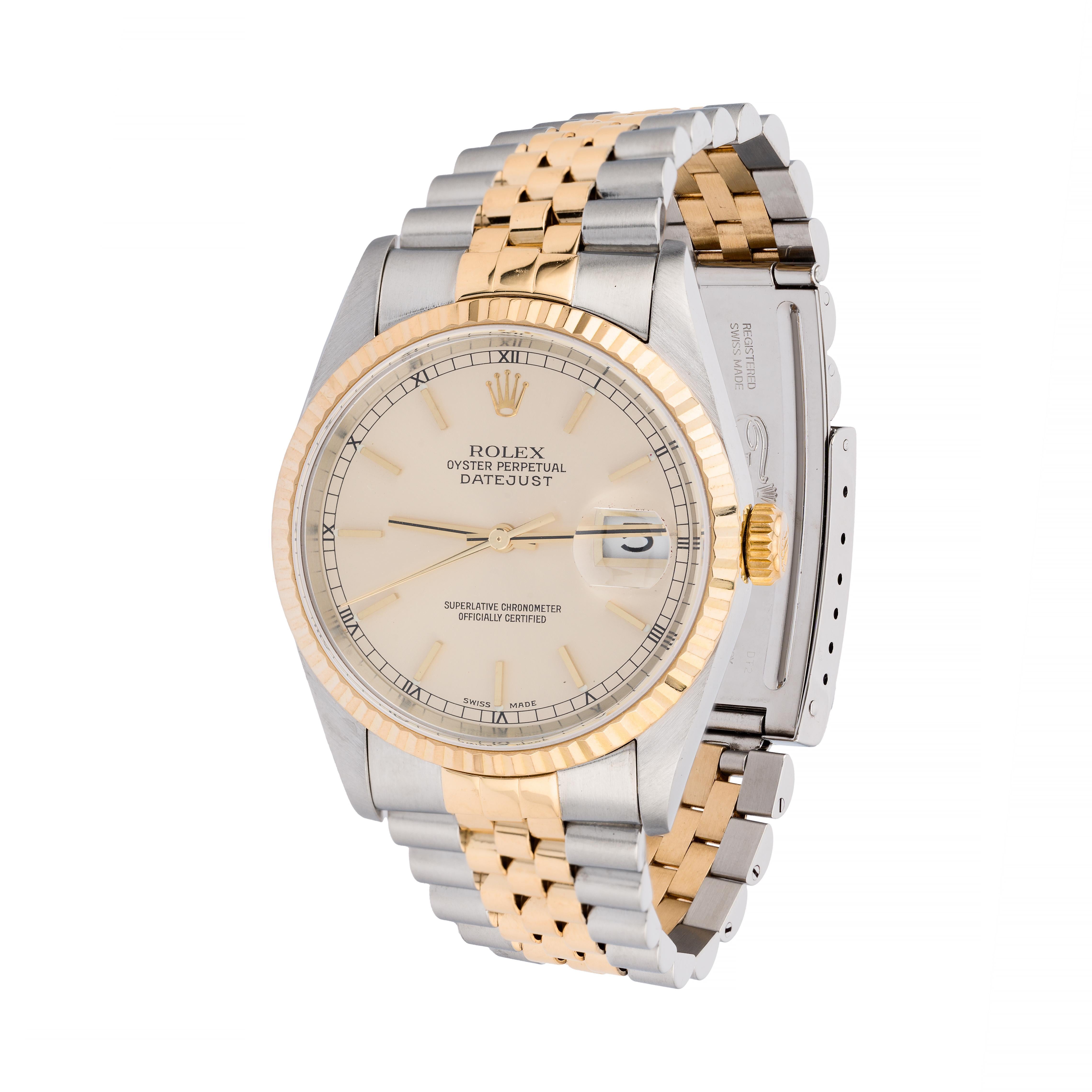 Aston Estate Jewelry stellt vor:

Eine Rolex Datejust Armbanduhr, Modell 16233, gefertigt aus Edelstahl und 18k Gold.

Das silberne Zifferblatt mit Sonnenschliff und Stabindexen, ergänzt durch eine Datumsanzeige und die Rolex Signatur, unterstreicht