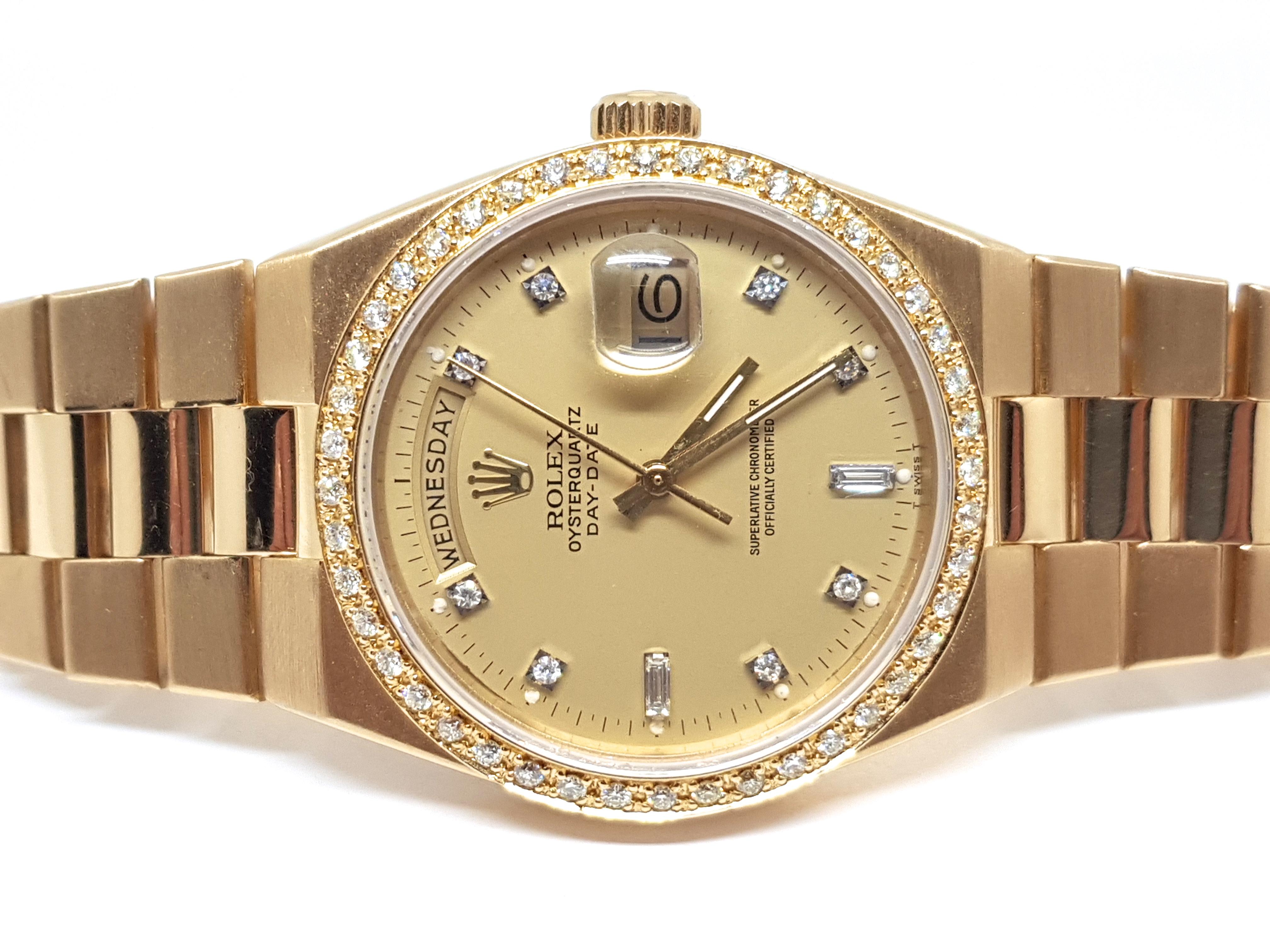 Rolex Oysterquartz Day-Date
Signed: Montres Rolex SA Geneva Switserland Patented 18K 750 19000
Quartz
18 Carat Yellow Gold
Total weight: 147.76 gr.
Original Rolex Diamond Dial
Original Rolex Diamond Bezel
Diameter: 36.00mm
length: 20.5cm.
Age: ca.