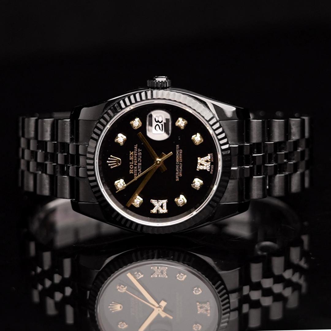 
Marke : Rolex
Modell : Datejust Ref# 116234 - (PVD) 2000er Modell 
Geschlecht : Herren
Metalle : Rostfreier Stahl (PVD)
Gehäusegröße: 36 mm
Zifferblatt : Custom Black Roman Diamond Dial (Dieses Zifferblatt ist nicht original Rolex und wurde