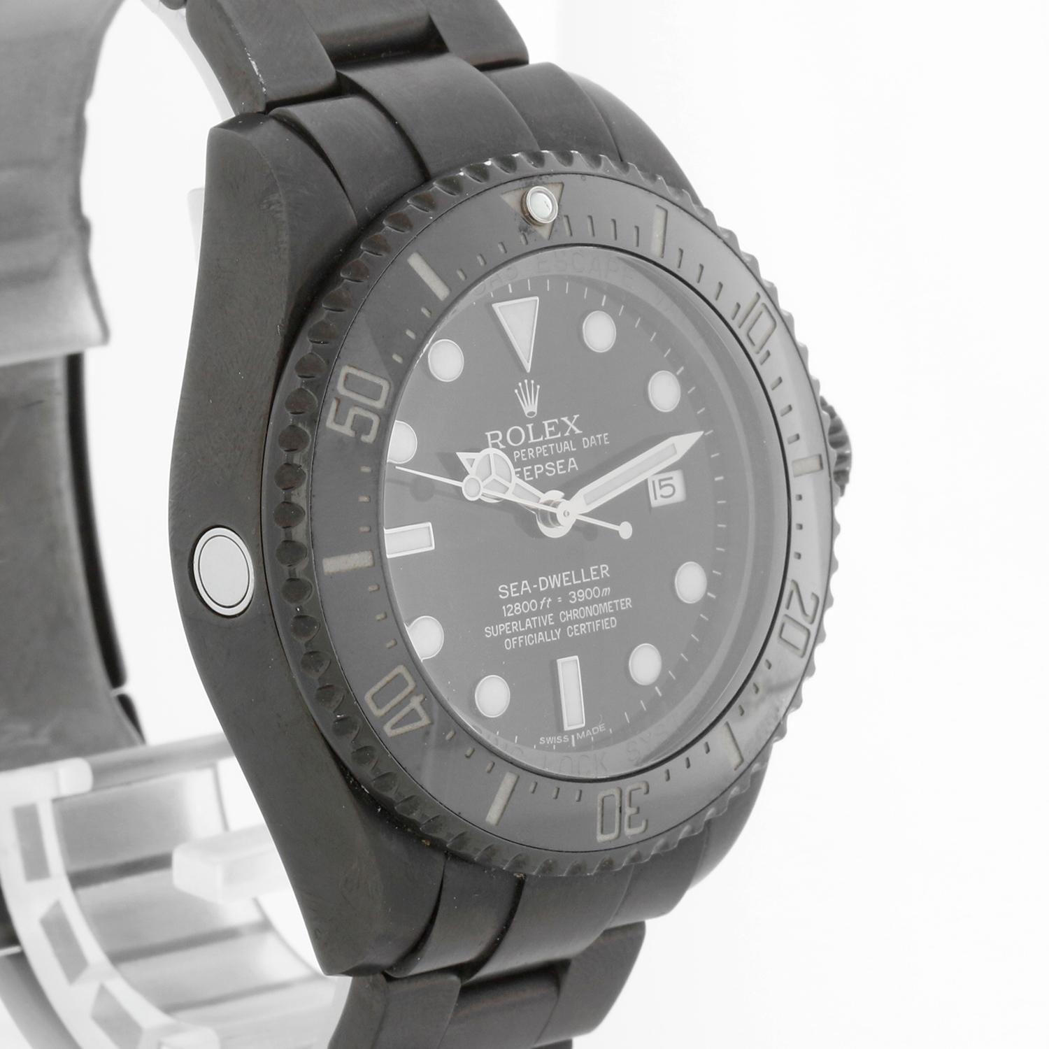 Reloj Rolex de caballero Sea Dweller Deep Sea 116660 con revestimiento de PVD - Carga automática, Quickset, cristal de zafiro abombado. Caja de acero inoxidable con revestimiento de PVD, bisel cerámico y válvula de escape de helio. Esfera negra con