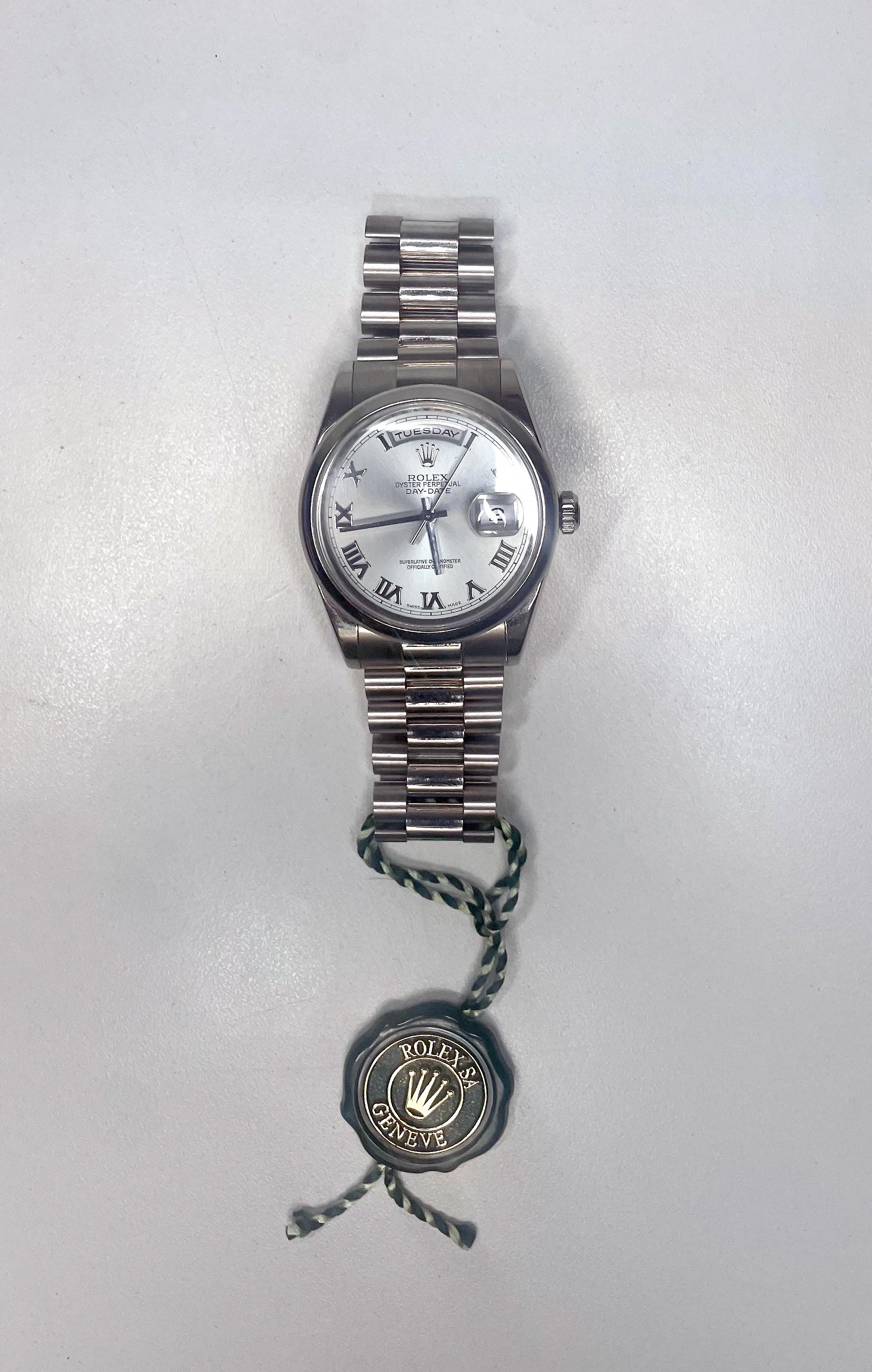 Rolex Men's Solid Platinum Day-Date President Platinum & Blue In Excellent Condition For Sale In New York, NY