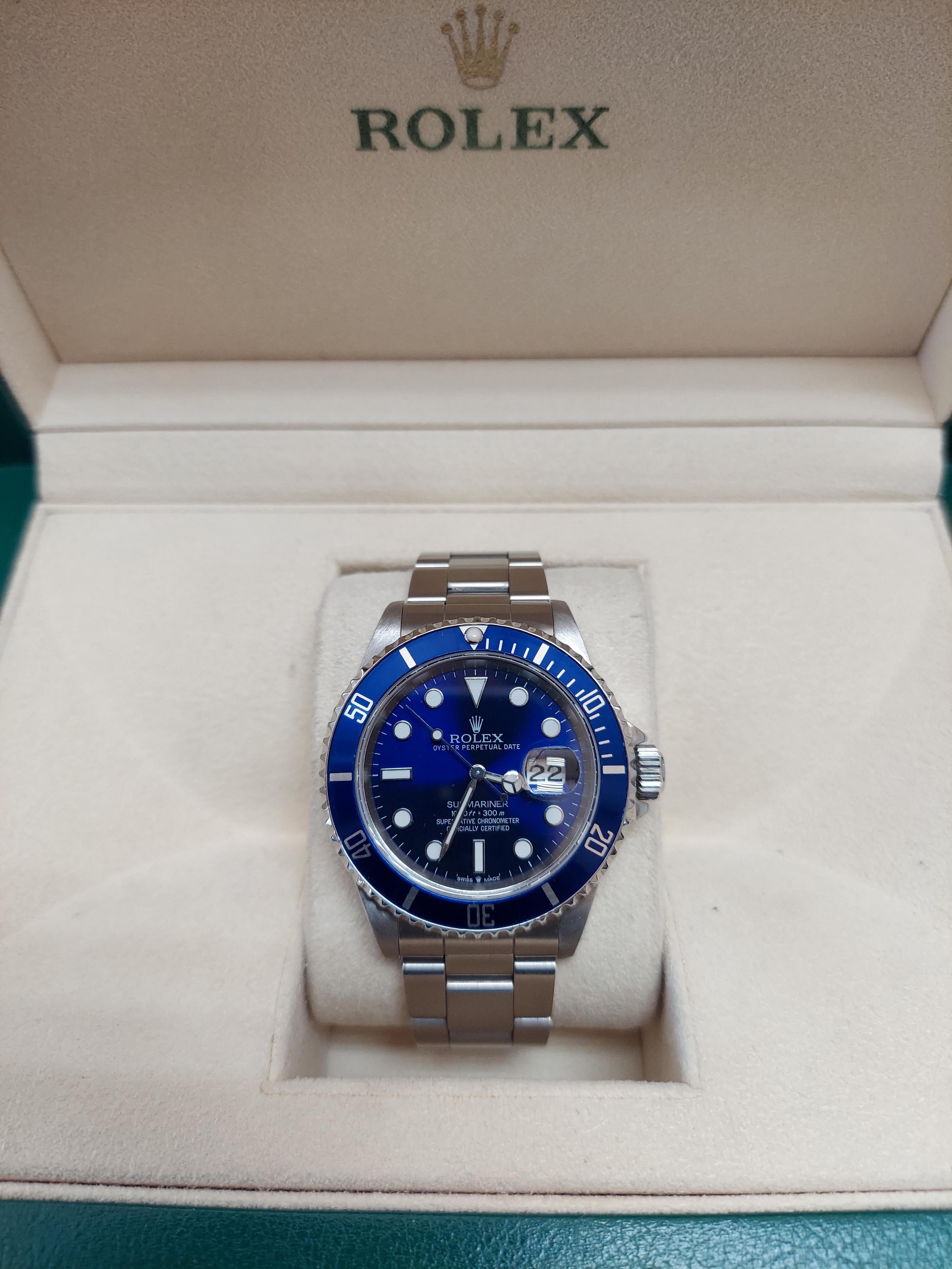 Rolex Mens Submariner 16610 Blue 40mm Oyster steel  In Good Condition For Sale In San Fernando, CA