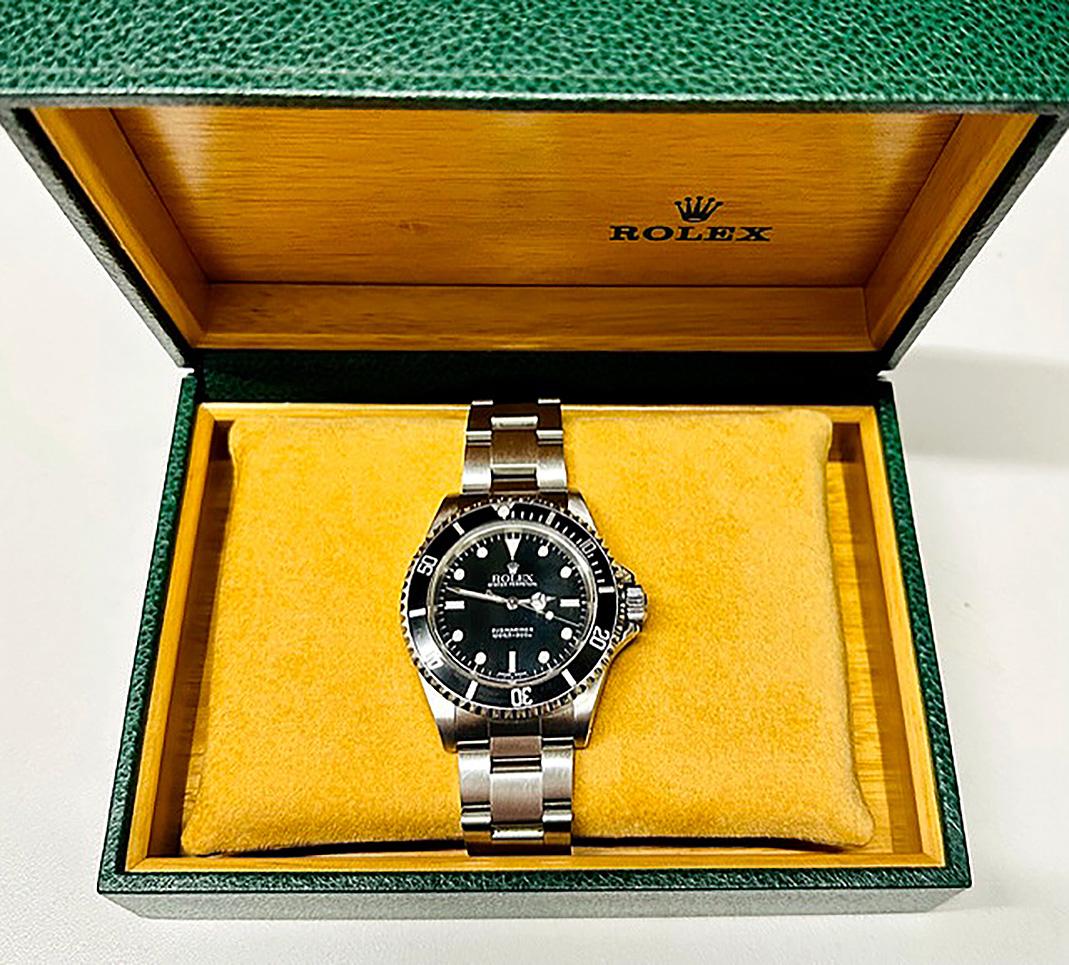 ROLEX MEN'S SUBMARINER SS W/ BLACK DIAL OYSTER PERPETUAL MOVEMENT

ITEM DESCRIPTION: 
This is a very popular Rolex Submariner Diving watch.  This is a classic watch that Sean Connery wore as the James Bond character in the first James Bond movies