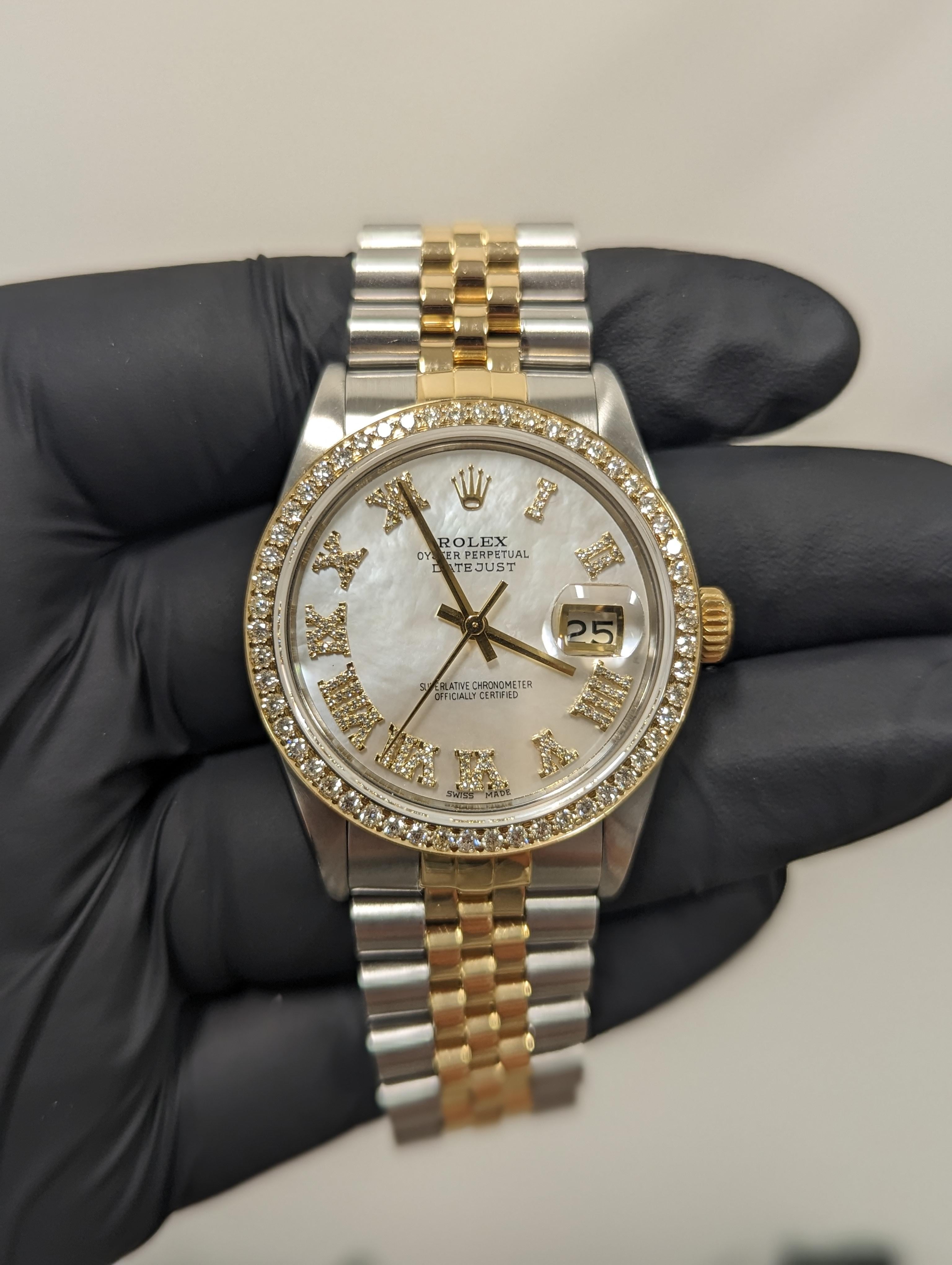 Swiss Wrist - SKU 16013-WMOP-FDR-BDS-JBL

Brand : Rolex
Model : Datejust Ref# 16013 - Plastic Quickset Model 
Gender : Mens
Metals : 14K Yellow Gold/ Stainless Steel
Case Size : 36 mm
Dial : Custom Mother Of Pearl Roman Diamond Dial (This dial is