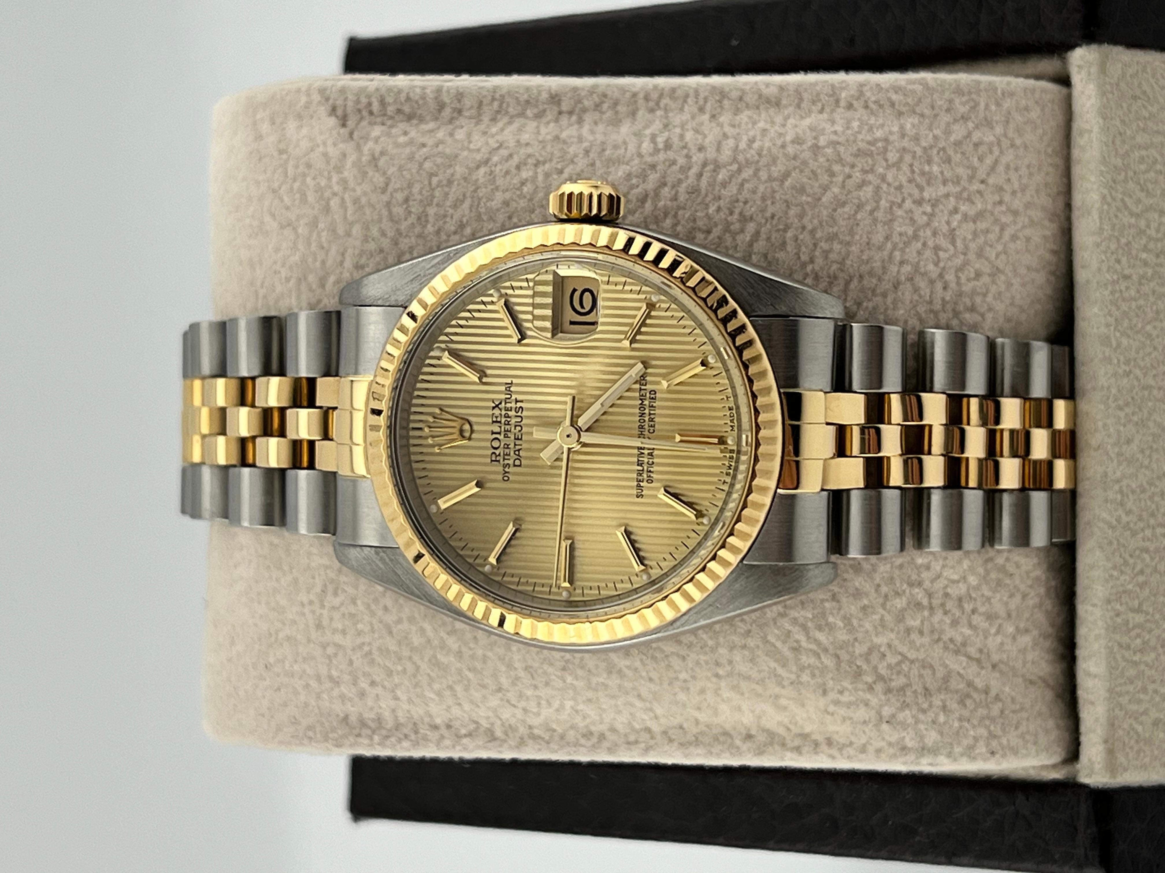 Stilnummer: 68273
Serienmäßig:  6711541
Jahr: 1981
Modell: Rolex Midsize Datejust 
MATERIAL des Gehäuses: Rostfreier Stahl 
Band: 18K Gelbgold & Edelstahl 
Lünette: 18K Gelbgold 
Zifferblatt: Champagner Wandteppich Zifferblatt 
Gesicht: Saphirglas