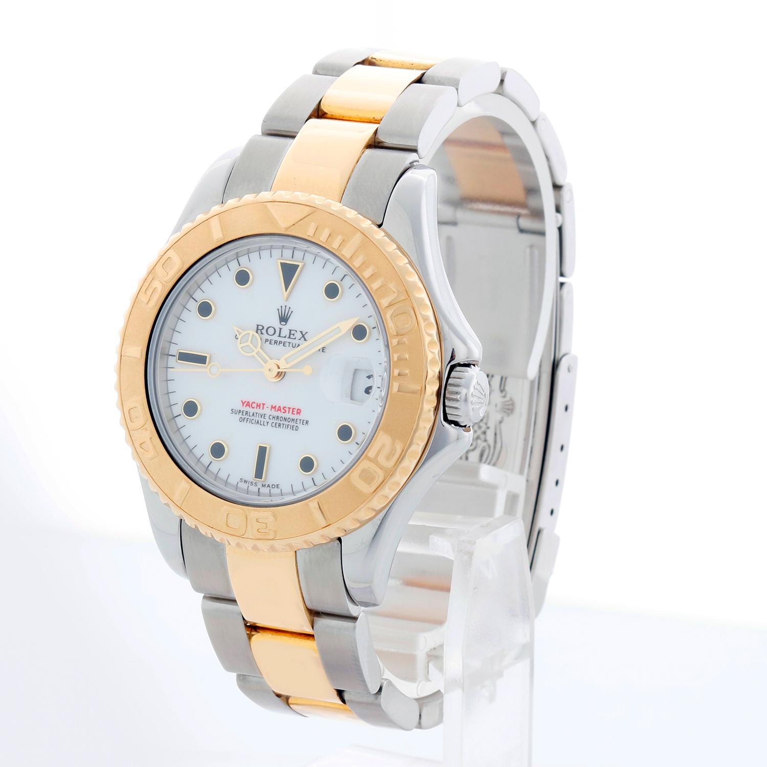Rolex Midsize Yacht-Master 35mm Stahl & Gold Herren- oder Damenuhr 68623 - Automatischer Aufzug; Saphirglas. Midsize Yacht-Master. Edelstahlgehäuse mit Lünette aus 18 Karat Gelbgold (35 mm Durchmesser). Weißes Zifferblatt mit leuchtenden