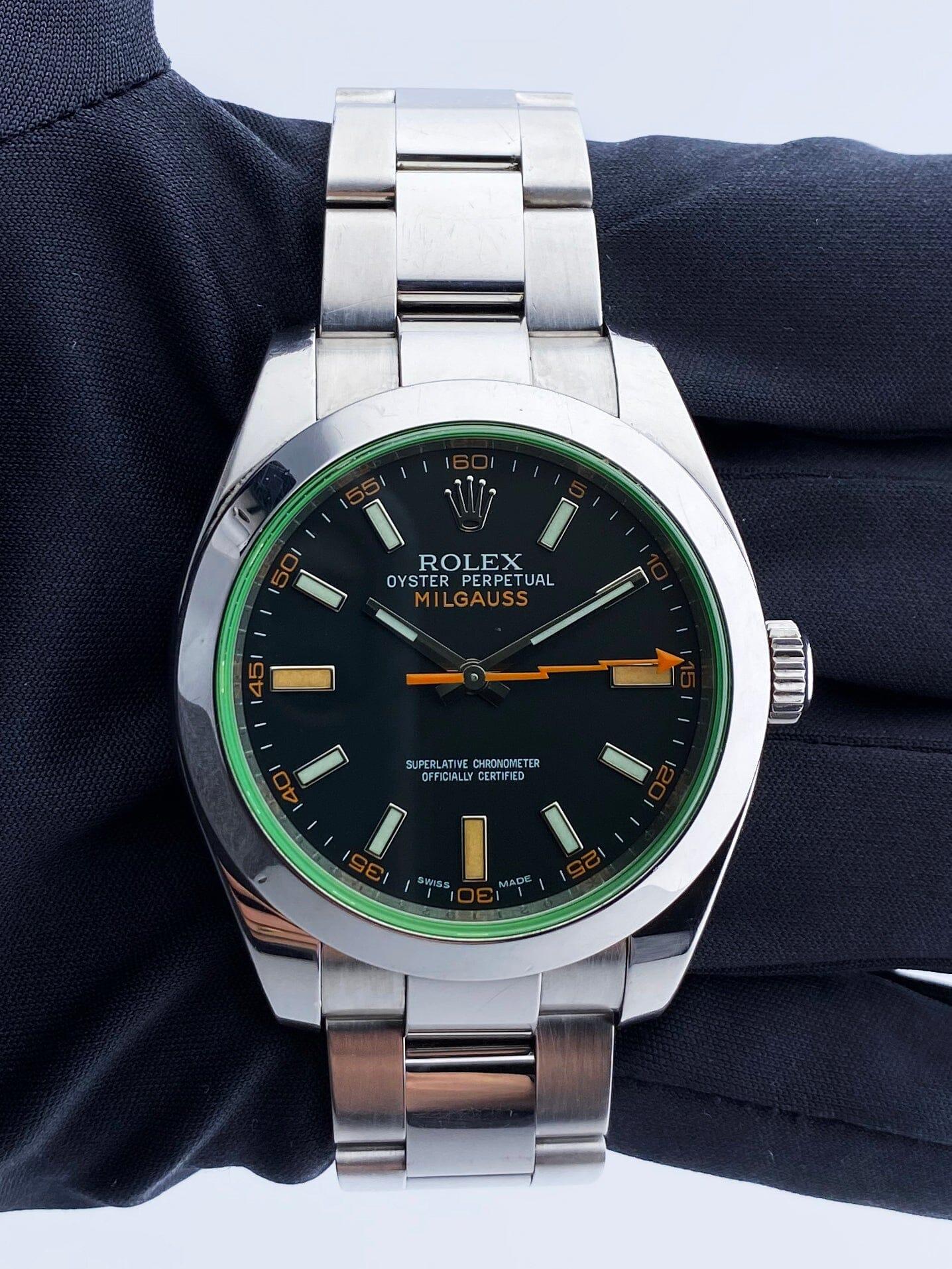 Reloj Rolex Milgauss 116400GV para caballero. Caja de acero inoxidable de 40 mm y bisel liso. Esfera negra con agujas e índices horarios luminosos plateados. Marcadores de minutos alrededor de la esfera exterior. Pulsera Oyster de acero inoxidable