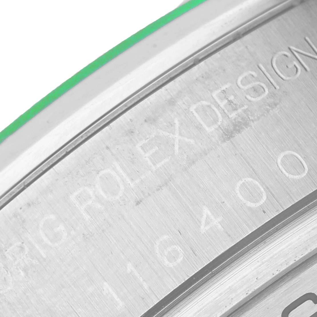 Rolex Milgauss Black Dial Green Crystal Steel Mens Watch 116400. Mouvement automatique à remontage automatique, officiellement certifié chronomètre. Boîtier en acier inoxydable de 40,0 mm de diamètre. Lunette lisse en acier inoxydable. Verre saphir