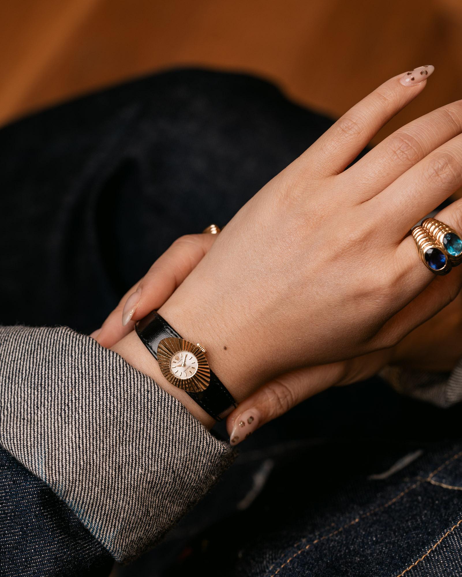 Rolex Mini Chameleon 2000 Precision - 18k Gelbgold geriffeltes Gehäuse - 1966
SKU 1926
Erhältlich exklusiv im Classic Time Club, Sydney - Ihre vertrauenswürdige Anlaufstelle für seltene und sammelbare Zeitmesser.

Classic Time Club ist stolz darauf,