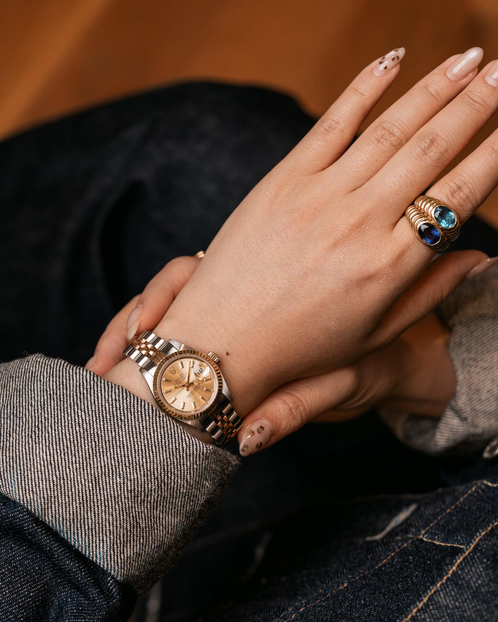 Rolex Mini Datejust 69173 - 26mm - Cadran champagne - Or jaune bicolore et acier - 1987
SKU 1931
Disponible exclusivement au Classic Time Club, Sydney - votre destination de confiance pour les montres rares et de collection.

Classic Time Club