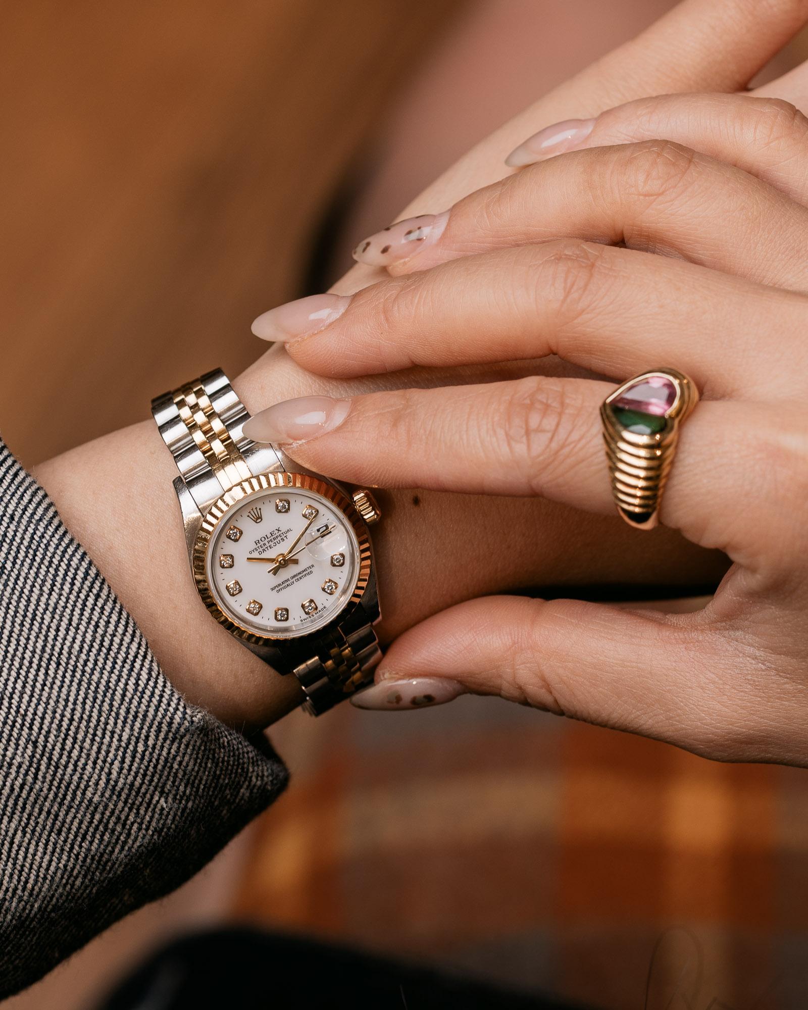 Rolex Mini Datejust 26mm 69173G Opaline White Diamond Dial TT YG/SS 1996
SKU	1935
Marque	Rolex
Modèle	Datejust
Référence	69173G
Année	1996
Composez le	Cadran blanc opalin à diamants
Cas	Acier et or jaune 18k
Bracelet	Acier et or jaune