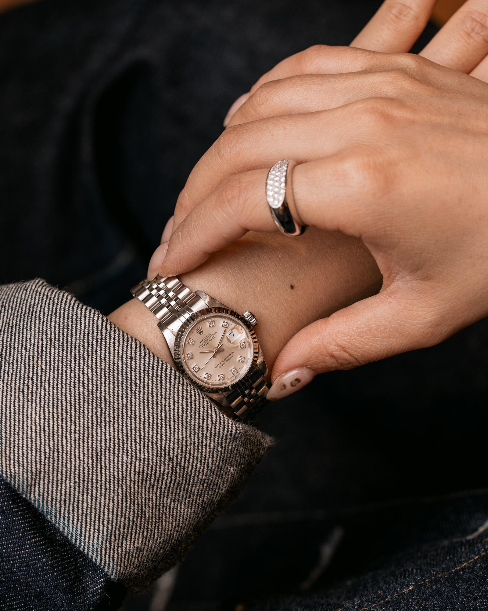 Rolex Mini Datejust 69174G – Silver Diamond Dial – 18k White Gold Fluted Bezel – Jubilee – 1991
SKU 1936

This refined Rolex Datejust 26mm (Ref. 69174G) from 1991 brings together timeless proportions and discreet elegance. The shimmering silver