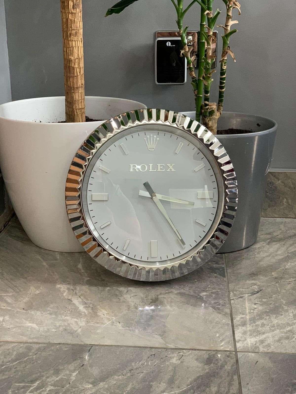 Repères avec bandes lumineuses. 
Mouvement à quartz à balayage alimenté par une seule pile AA. 
Les dimensions de l'horloge sont d'environ 34 cm sur 5 cm.
ROLEX Officially Certified Datejust Presidential Chrome Wall Clock (Horloge murale en chrome)