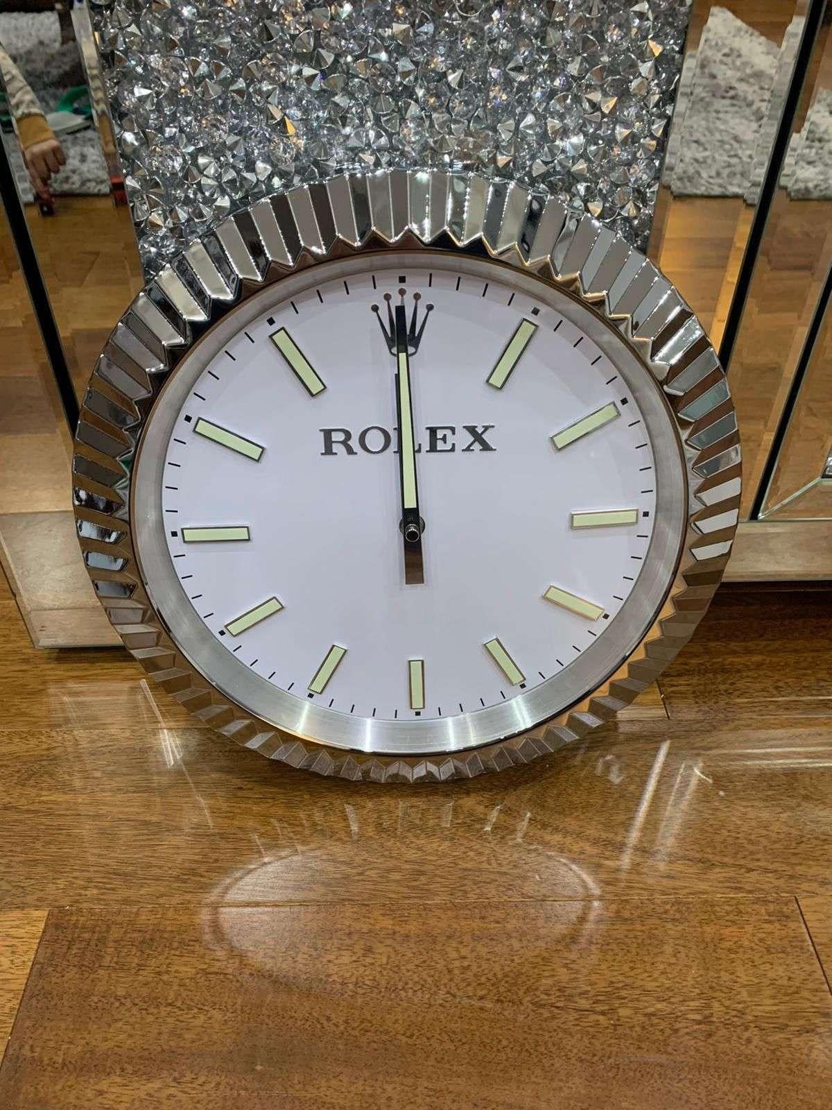 Markers with lume strips. 
Sweeping Quartz movement powered by single AA Battery. 
Clock dimensions measure approximately 34cm by 5cm / 13.5 inch by 2 inch.
ROLEX Officially Certified Datejust Presidential Chrome Wall Clock 
Good condition,