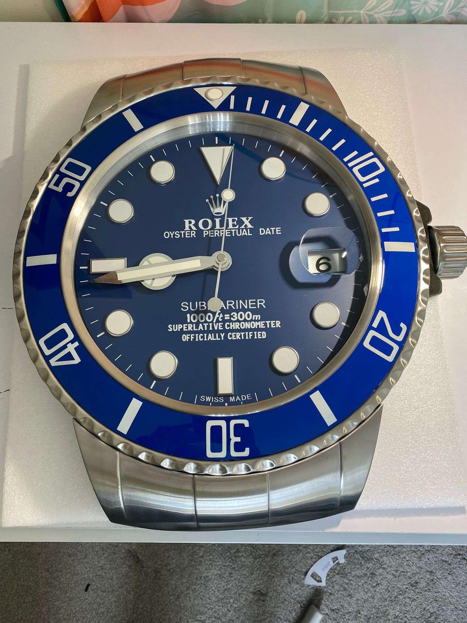 Horloge murale Oyster Perpetual Date Blue Submariner certifiée officiellement ROLEX 
Bon état, fonctionnement.
Expédition internationale gratuite.