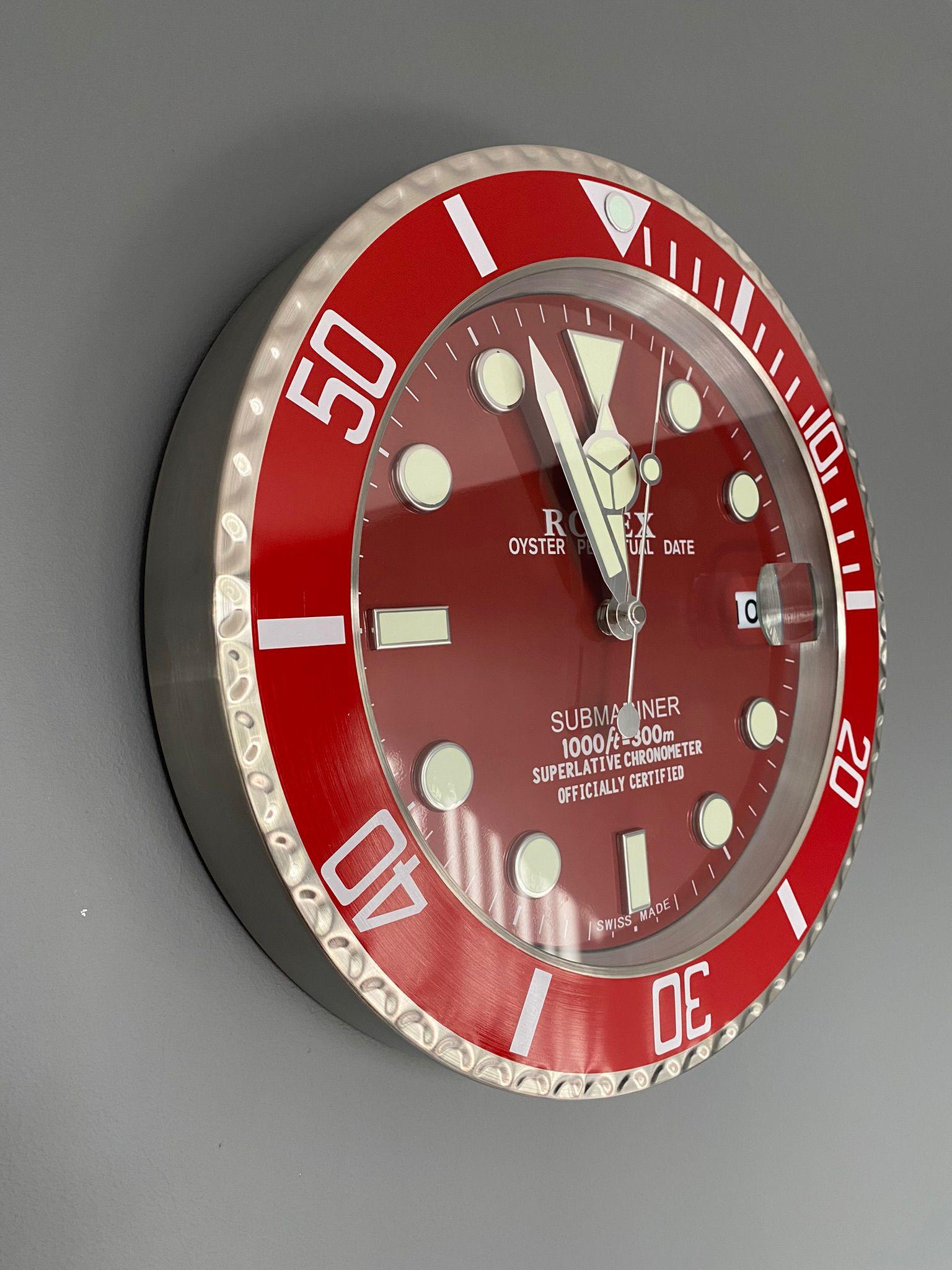Horloge murale Oyster Perpetual Date rouge de ROLEX officiellement certifiée  Bon état à Nottingham, GB