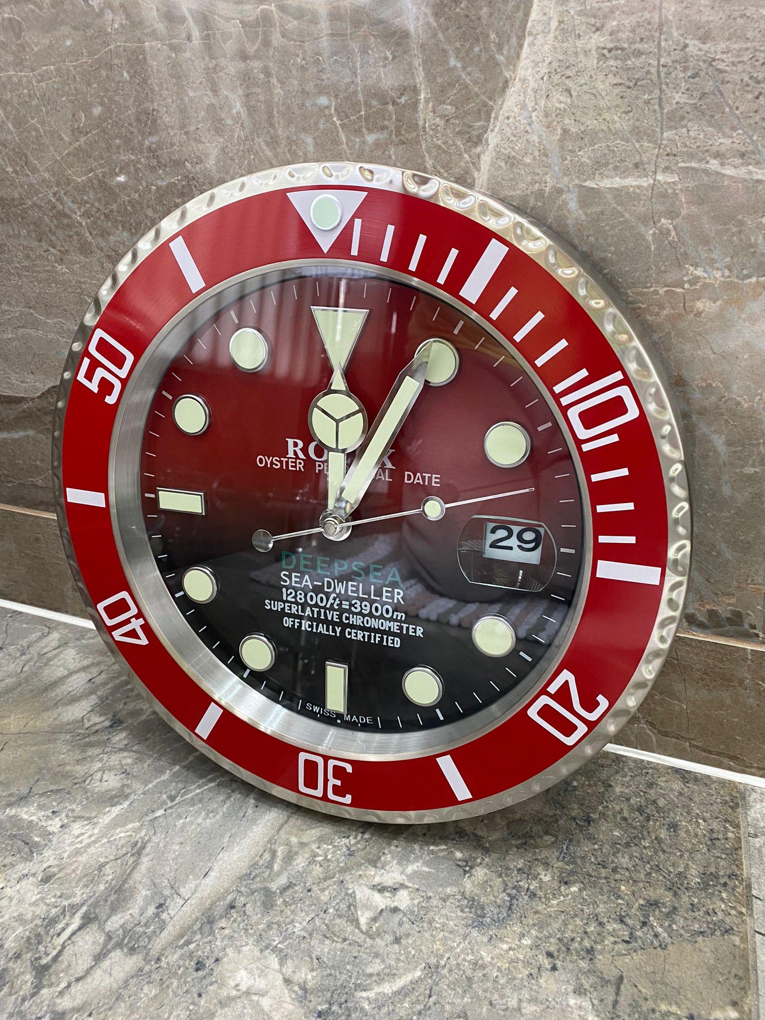 20ième siècle Horloge murale Oyster Perpetual Date rouge de ROLEX officiellement certifiée 
