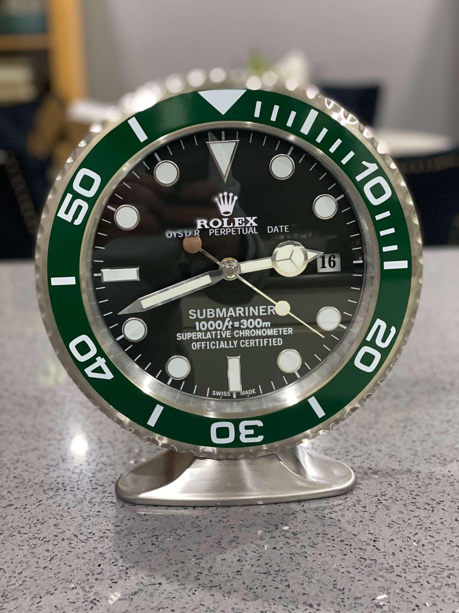 Horloge de bureau Oyster Perpetual Green Hulk Submariner officiellement certifiée ROLEX  Bon état à Nottingham, GB