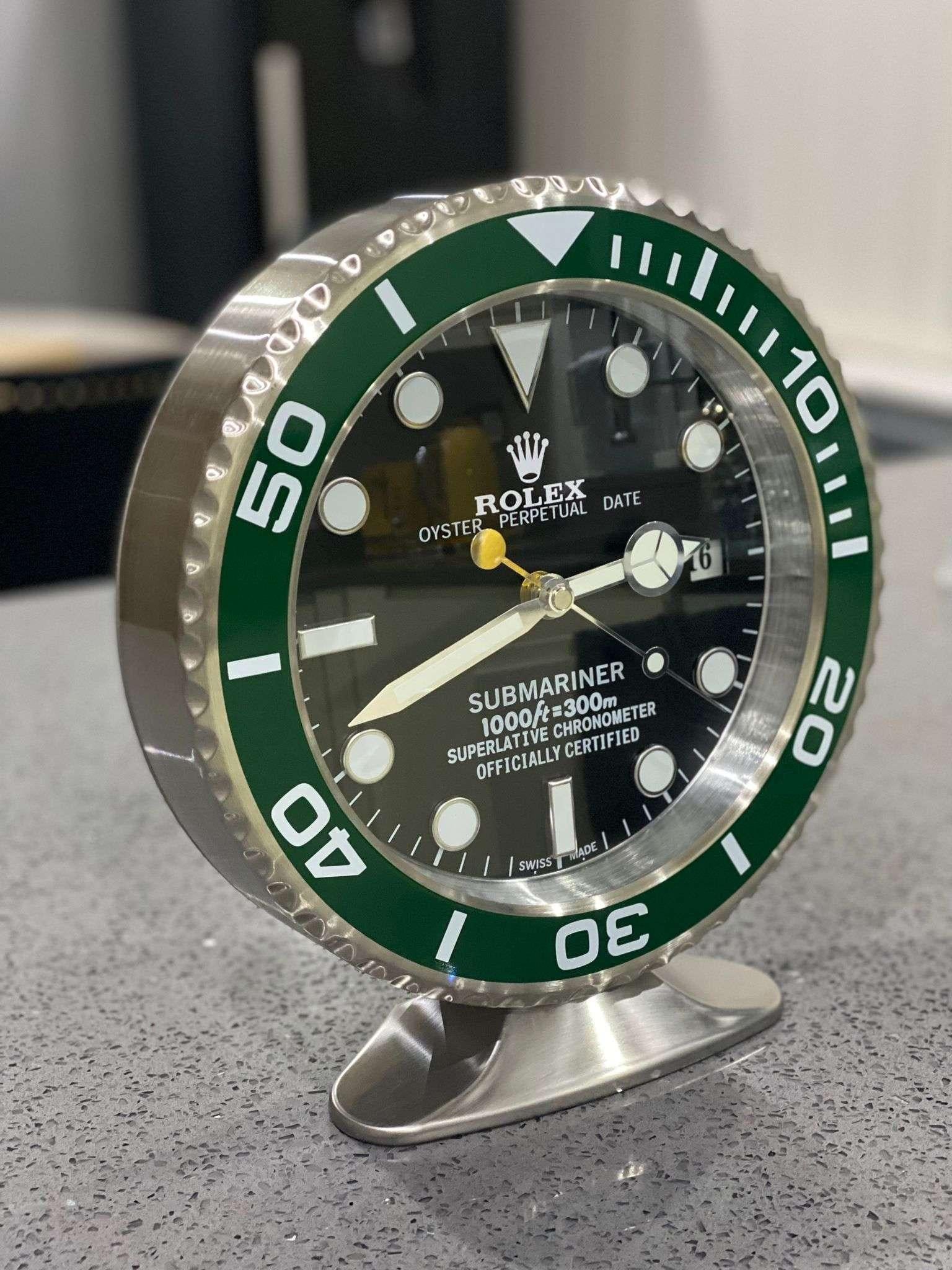 20ième siècle Horloge de bureau Oyster Perpetual Green Hulk Submariner officiellement certifiée ROLEX 