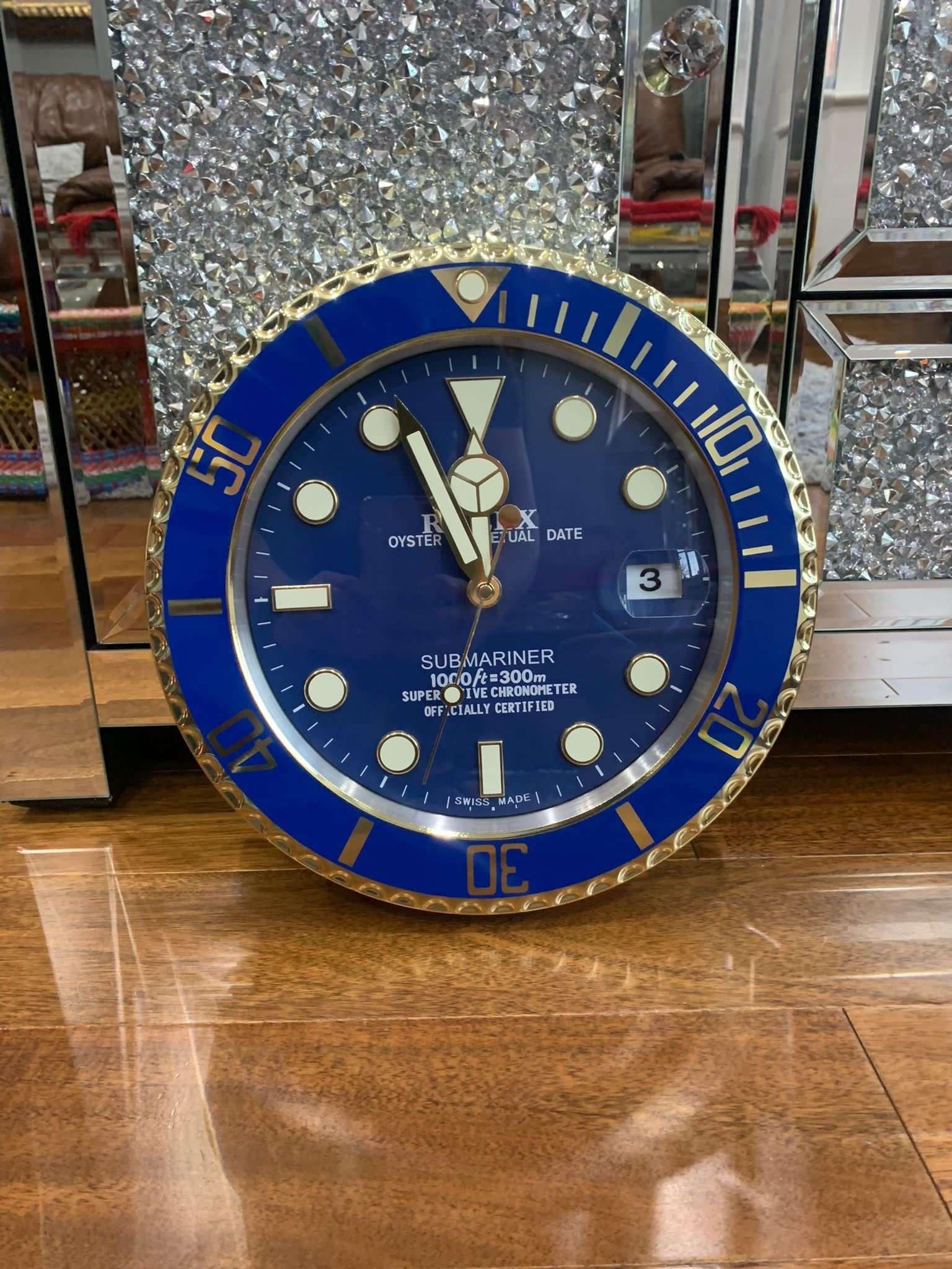 Horloge murale Oyster Perpetual Submariner bleu et or officiellement certifiée par ROLEX. Avec aiguilles lumineuses, aiguilles à balayage.
Expédition internationale gratuite.