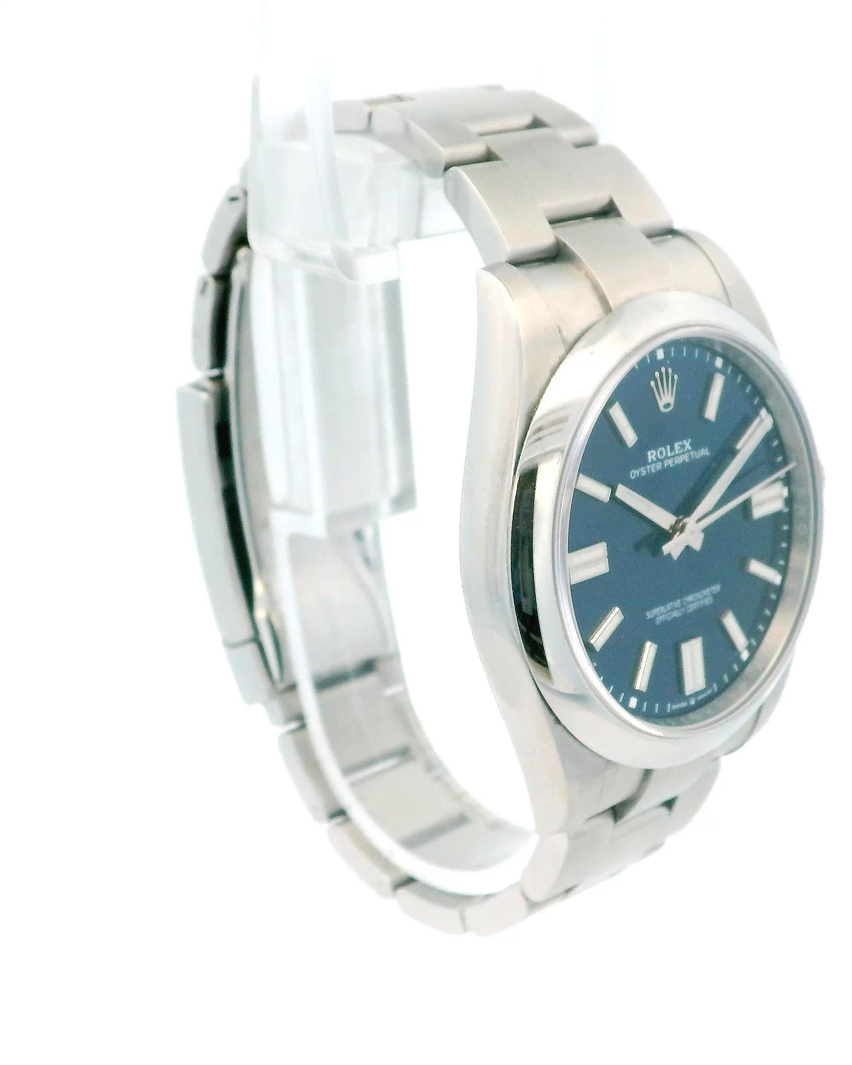 Rolex Oyster Perpetual 124300 Orologio da uomo. Questo orologio presenta una cassa in acciaio inossidabile da 41 mm con una lunetta liscia e un quadrante blu, completato da lancette e indici luminosi in acciaio inossidabile. Sul bordo esterno del