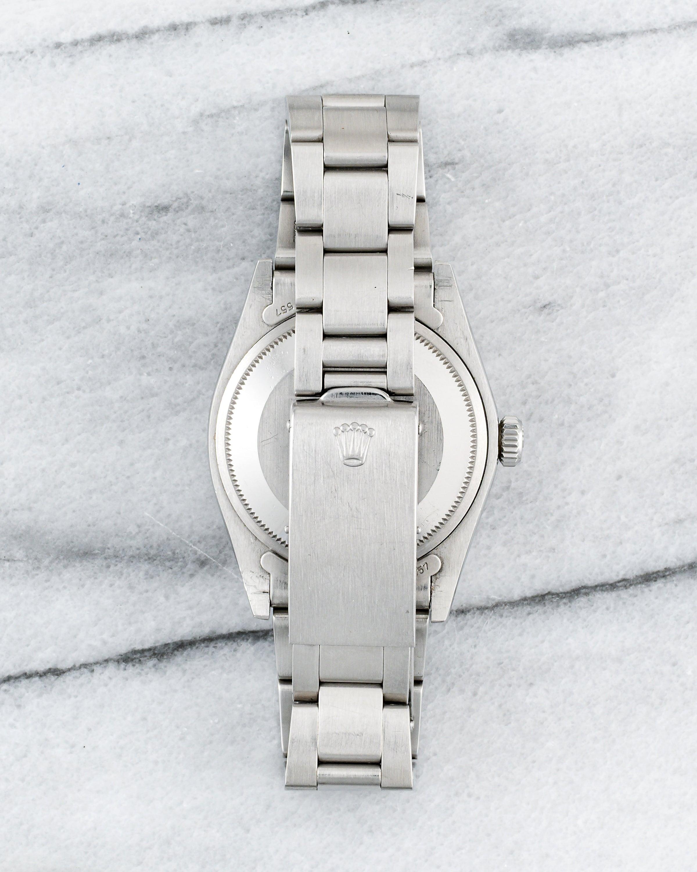 Rolex vintage Oyster Perpetual referencia 1500 automático con esfera gris de la década de 1970. Caja oyster de acero inoxidable de 34 mm con bisel liso y asas perforadas. Se coloca en un brazalete Rolex Oyster pesado de 19 mm de ancho, que se ajusta