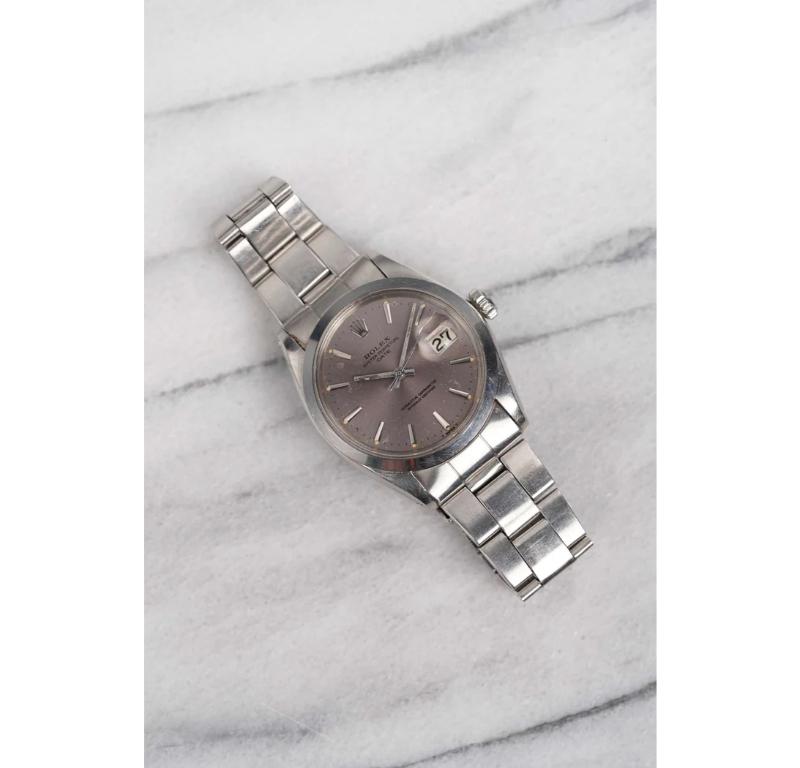 Aquí tienes una Rolex Oyster Perpetual vintage automática con número de referencia 1500 y esfera lavanda (originalmente era plateada) con brazalete de remaches de finales de los 60, principios de los 70. Mantiene la hora y es totalmente funcional.
