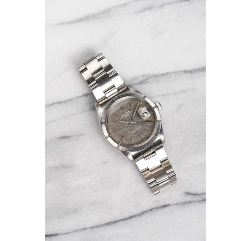 Aquí tienes una Rolex Oyster Perpetual vintage con fecha de referencia 1501 (bisel torneado con motor de acero) automática con esfera de mosaico gris de finales de los 60, principios de los 70. Mantiene la hora y es totalmente funcional. Las medidas