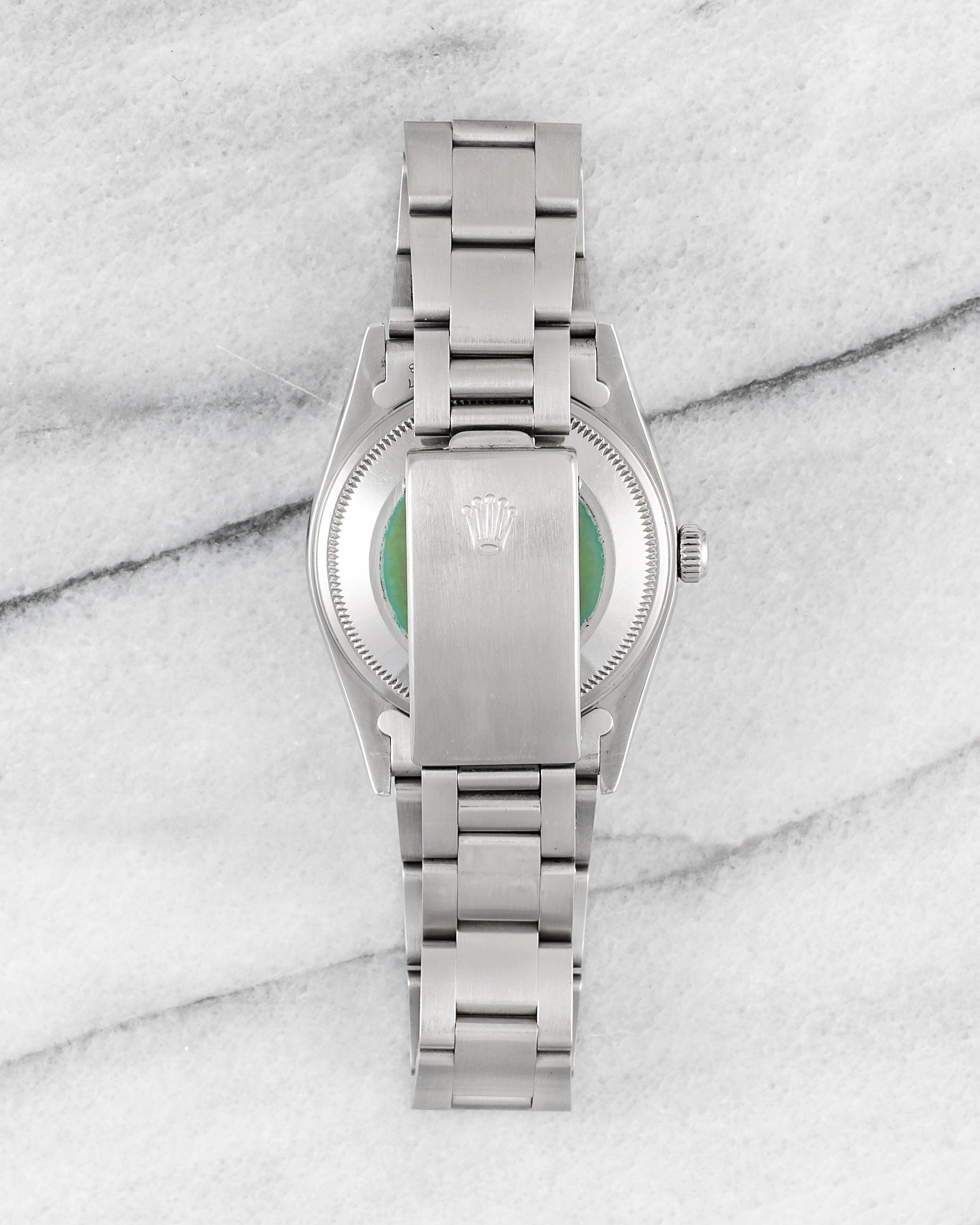 Aquí tienes un Rolex neo-vintage Oyster Perpetual fechador referencia 15200 automático con esfera árabe salmón soleada de la década de 1990. Mantiene la hora y es totalmente funcional. Las medidas incluyen una caja de ostra de 34 mm y una anchura de