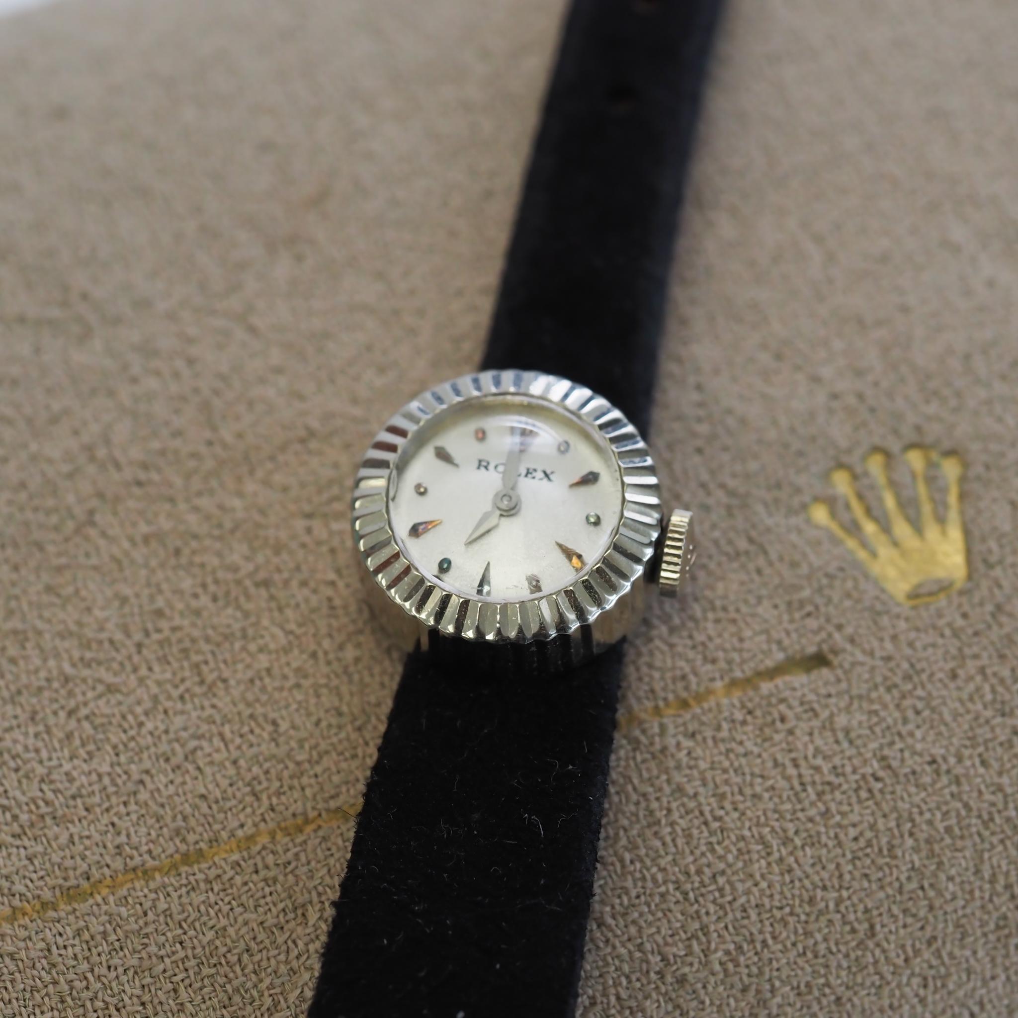 Case Size: 17.5mm
Metal Type: 18K White Gold [Hallmarked, and Tested]
*Comes with original BOX and 2 extra Rolex Straps.
Watch Maker: Rolex
Condition: Excellent, Running.