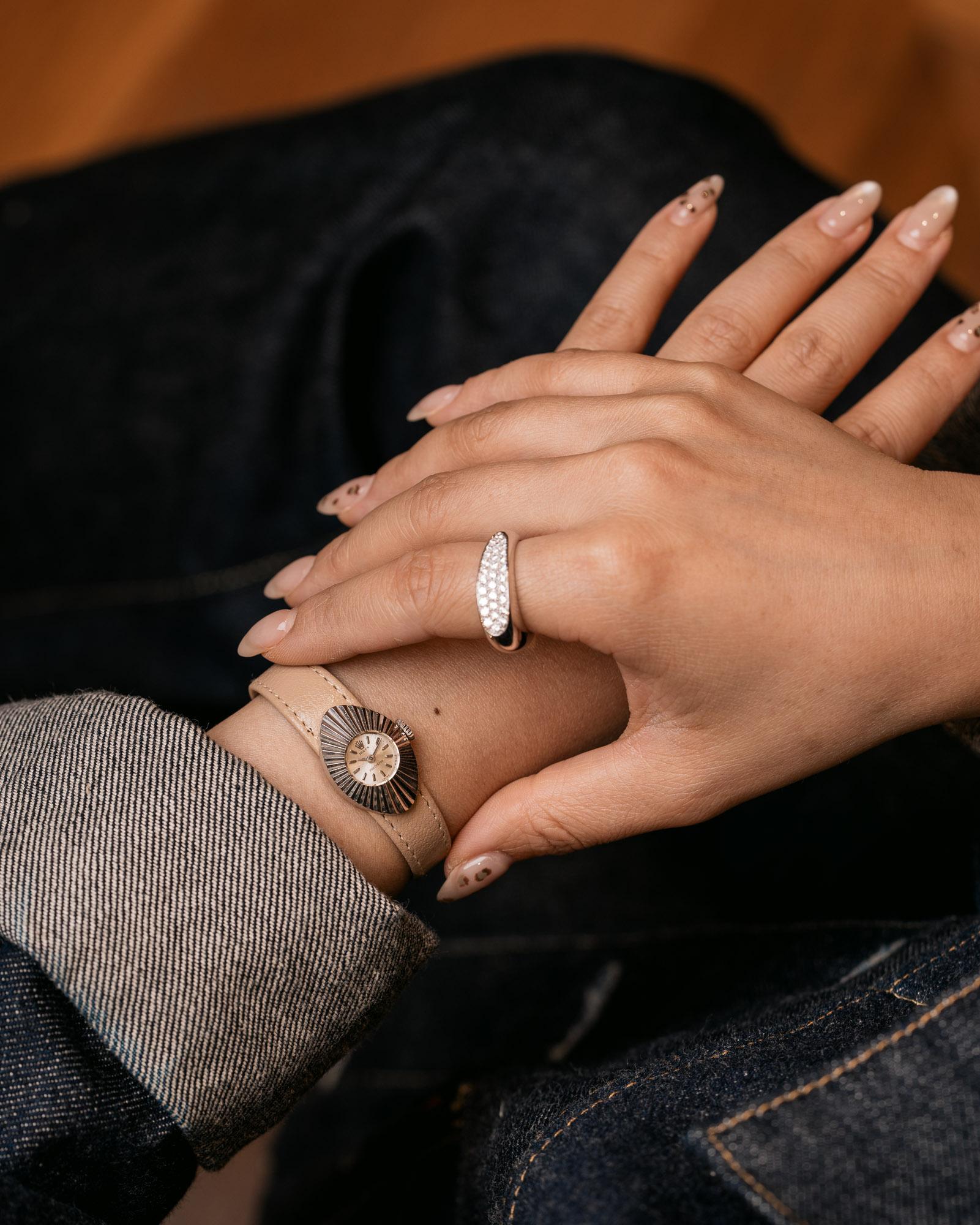 Rolex Oval Chameleon - Präzision - 18k Weißgold - geriffeltes Gehäuse - 1967
Angeboten von Classic Time Club
SKU 1944

Der Classic Time Club präsentiert stolz diese elegante und wunderschön erhaltene Rolex Oval Chameleon Precision aus dem Jahr 1967,