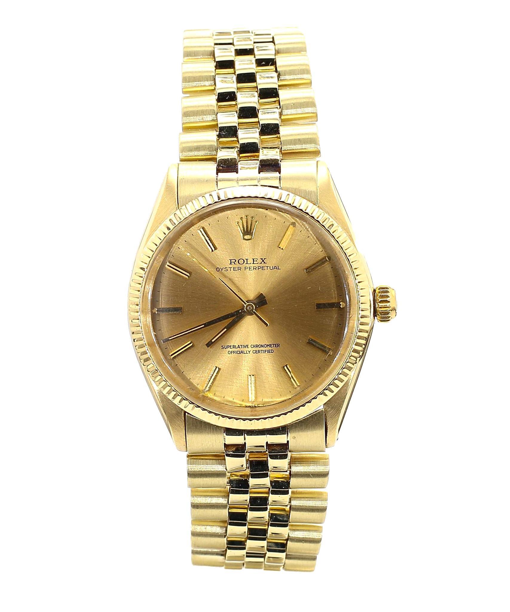 Rolex Oyster Perpetual vintage de 36 mm referencia 1005 con esfera de color champán, bisel estriado y engastado en oro amarillo de 14 quilates. Lleva un brazalete jubilee Rolex vintage fabricado en México.

Fabricado con todas las piezas originales