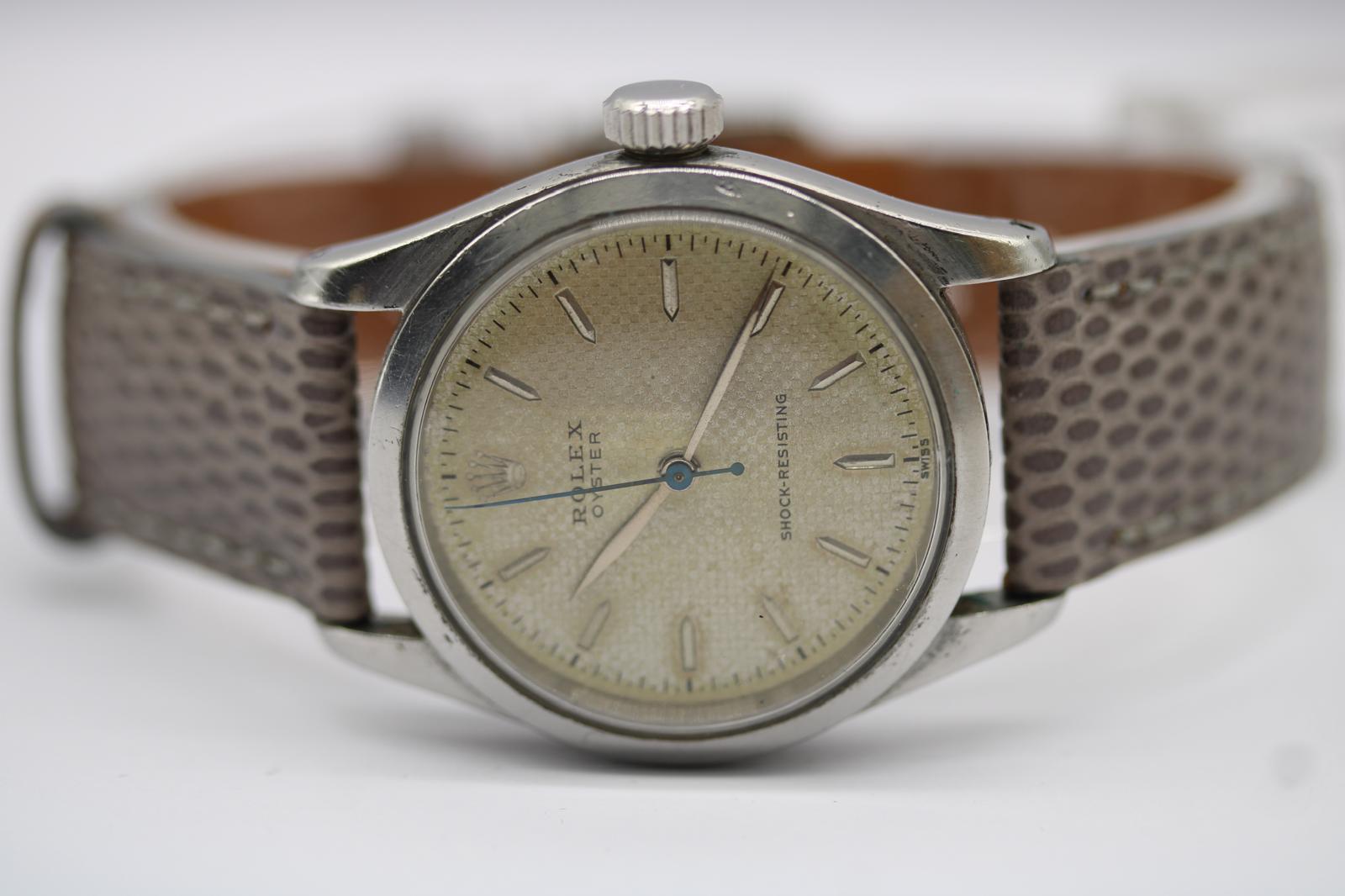 Uhr: Rolex Oyster
Lager-Nummer: CHW6426
Preis: £2750

Rolex Oyster;  1956  Manueller Wind  Elfenbeinfarbenes Wabenzifferblatt  Original-Quittung

Diese seltene und historisch bedeutsame Rolex Oyster stammt aus dem Jahr 1956 und wird in
