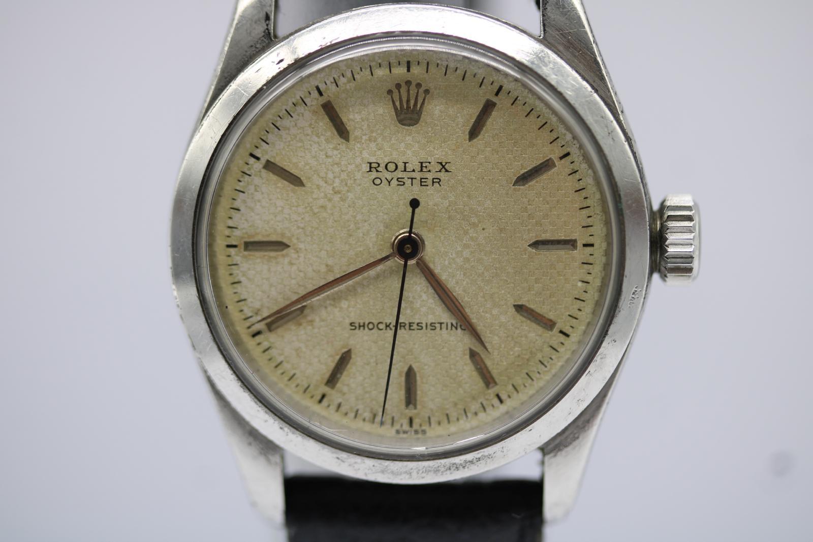 Rolex Oyster   1956  Vent manuel  Rare cadran en lin crème  Documents de vente originaux 

Pièce rare et historiquement significative, cette Rolex Oyster date de 1956 et est proposée dans un état remarquable - avec son reçu d'origine, émis en mars
