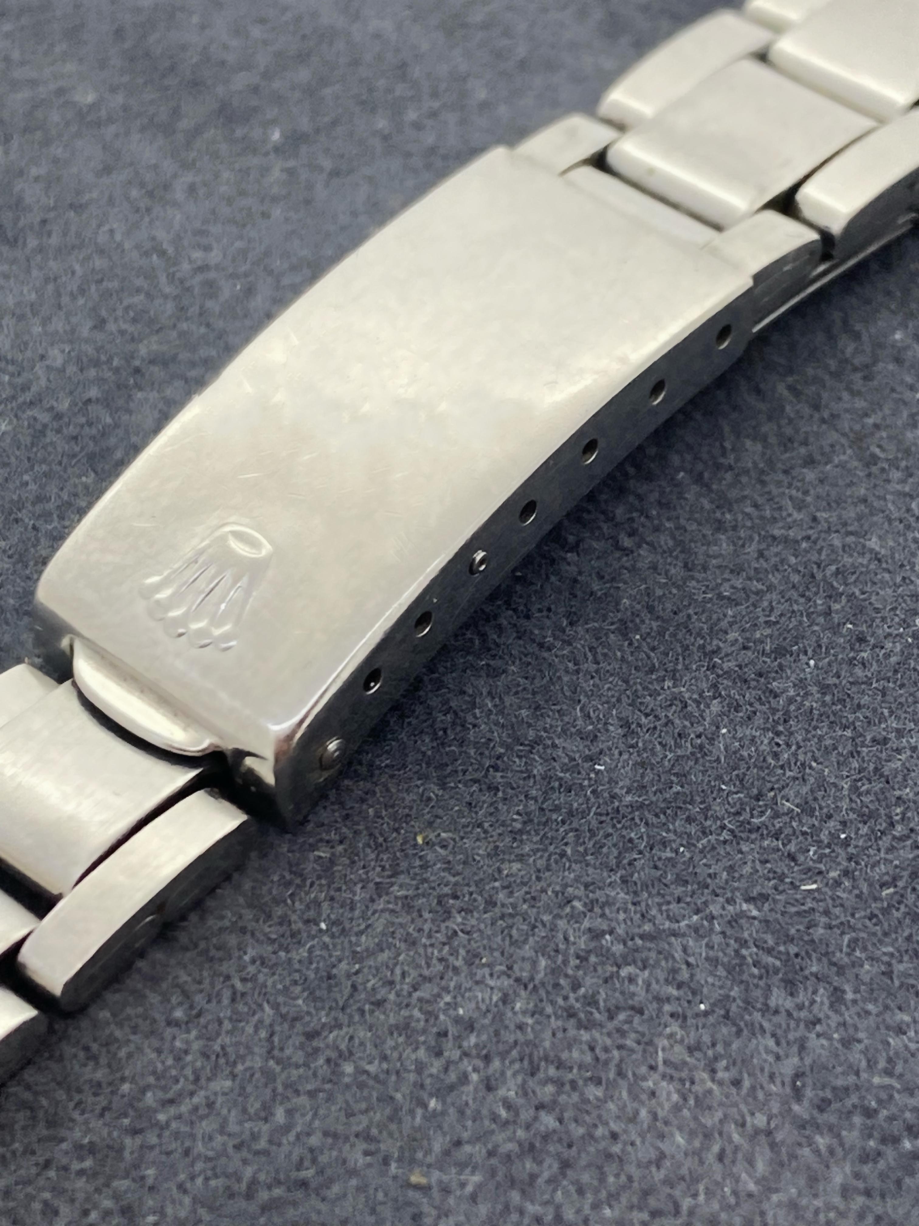 Un bracelet Oyster original de Rolex

Vintage, c1970's 

Maillons d'extrémité numérotés 257 



Réglable 

Référence 7835 pour 19mm 

Longueur totale : 8 pouces environ.