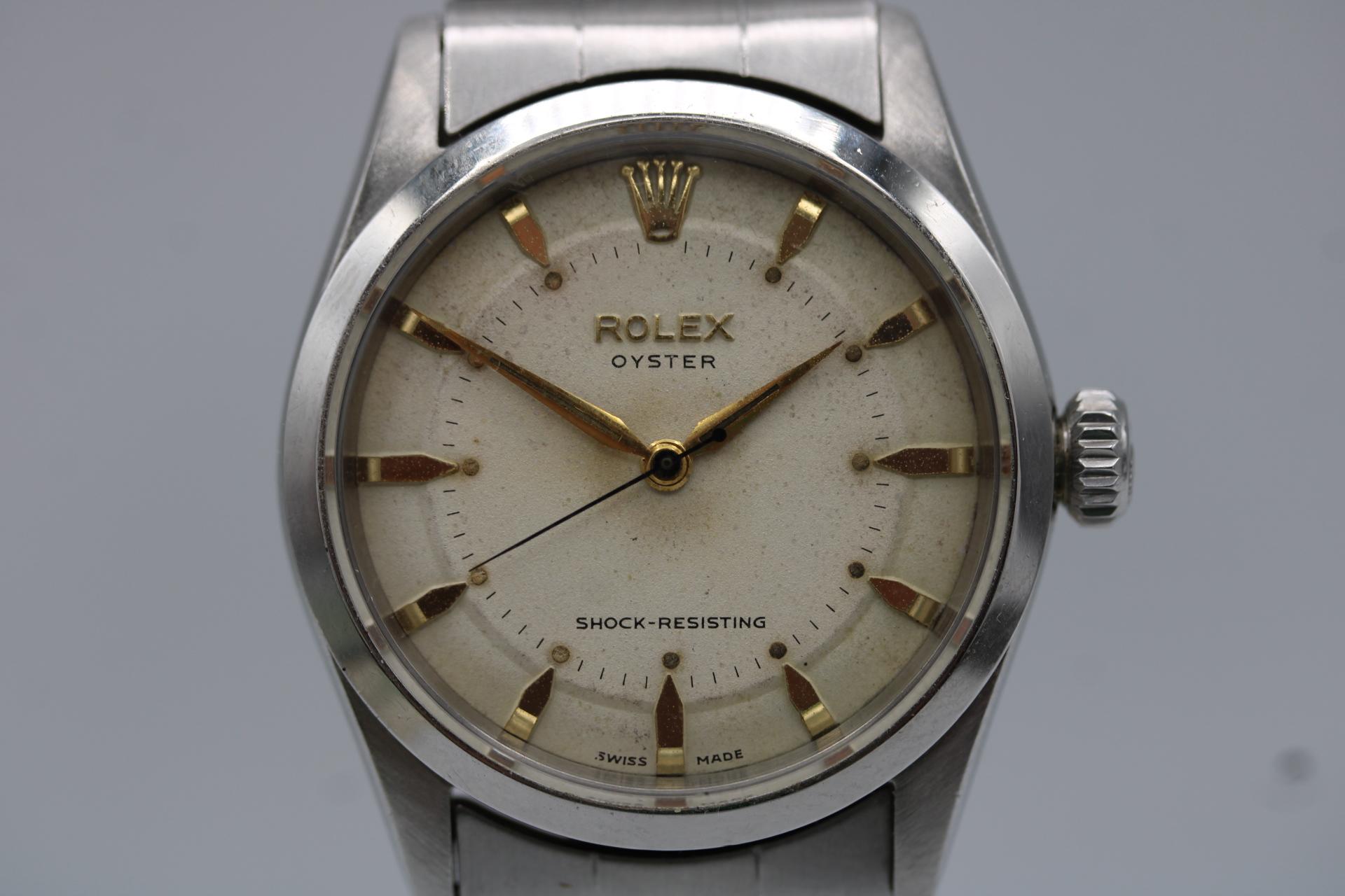 Rolex Oyster 6282  1956  Carica manuale  Raro quadrante crema  Carte e bracciali originali

Un pezzo d'epoca raro e storicamente significativo, questo Rolex Oyster 6282 risale al 1956 e viene offerto in condizioni notevoli - completo dei documenti
