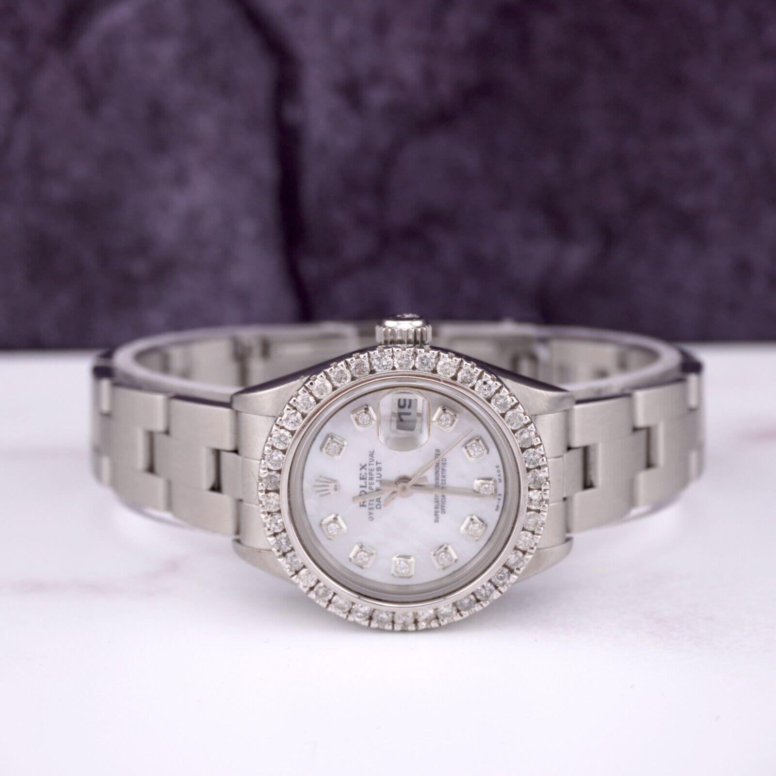 Rolex Datejust 26mm Uhr. Ein Pre-owned Uhr w / Geschenk-Box. Uhr ist 100% authentisch und kommt mit Echtheitskarte. Watch Reference ist 79160 und ist in ausgezeichnetem Zustand (siehe Bilder). Die Farbe des Zifferblatts ist weißes Perlmutt und das