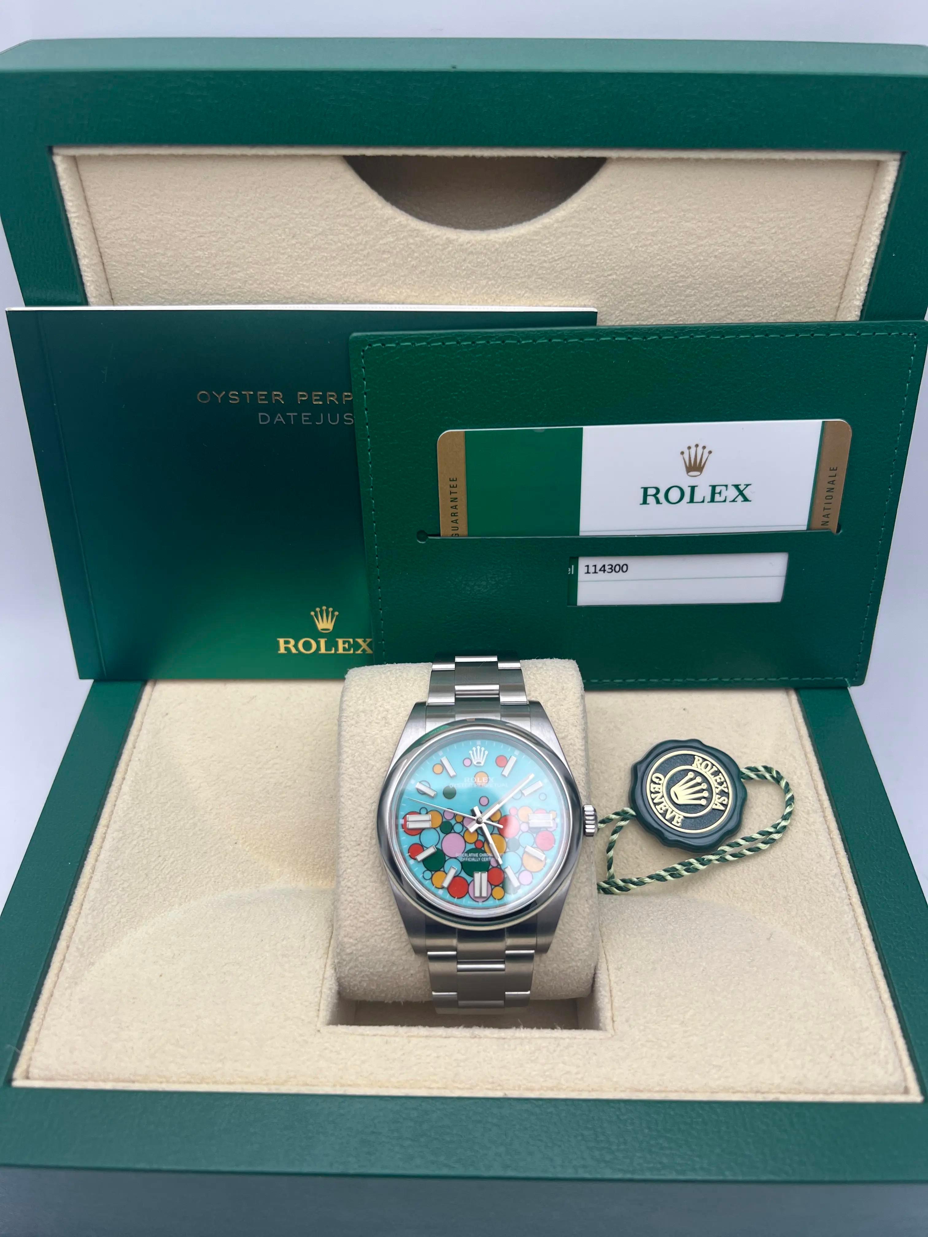 Rolex Oyster Perpetual de 39 mm, referencia 114300. El reloj está en perfectas condiciones, con una esfera de celebración personalizada cambiada por la esfera original. La esfera personalizada es de excelente calidad y totalmente luminosa. Sólo se