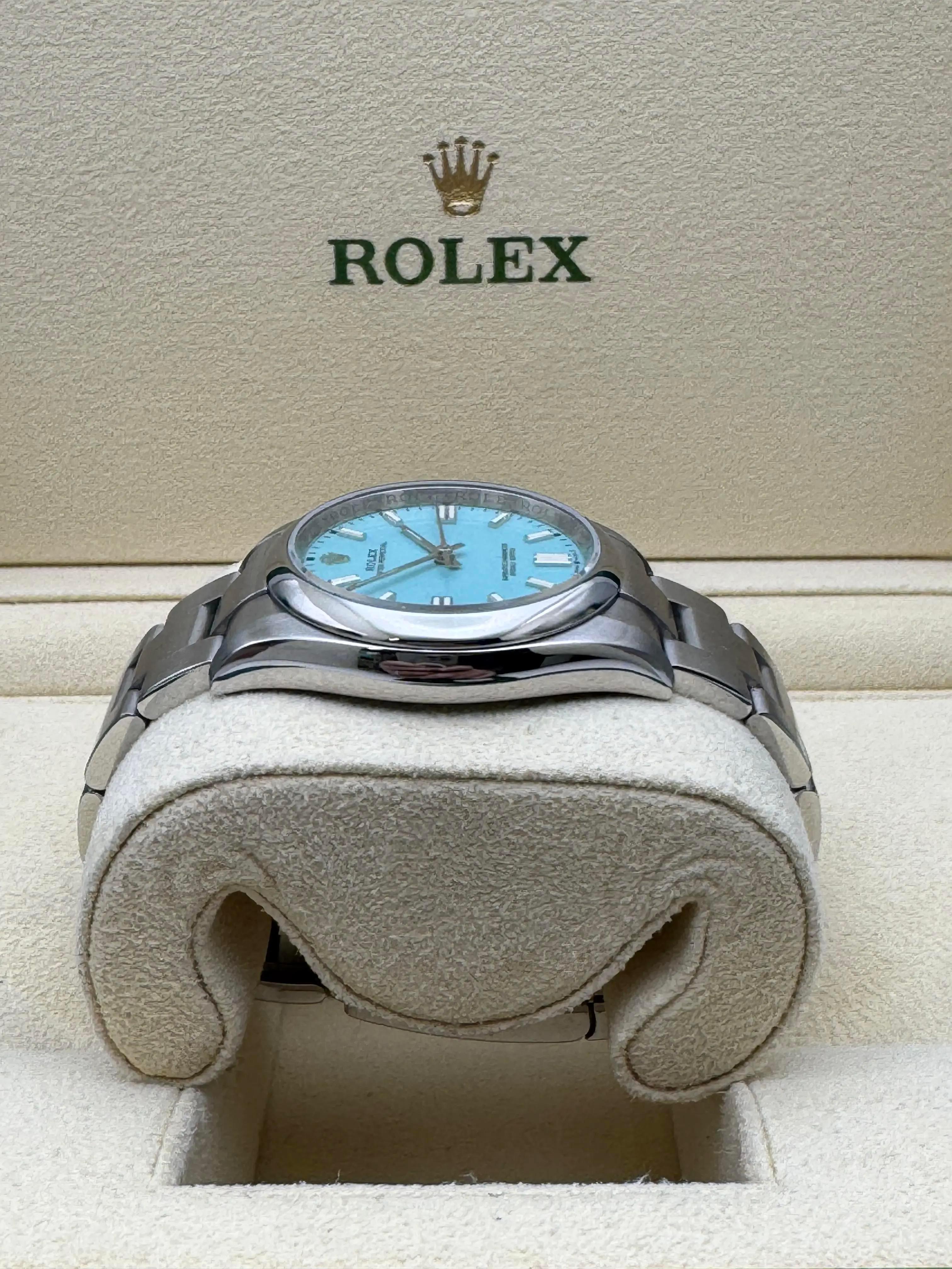 Rolex Oyster Perpetual 39 mm, Referenz 114300. Uhr ist in tadellosem Zustand, mit einem benutzerdefinierten Türkis Zifferblatt für das ursprüngliche Zifferblatt ausgetauscht. Das Custom-Zifferblatt ist von hervorragender Qualität und verfügt über