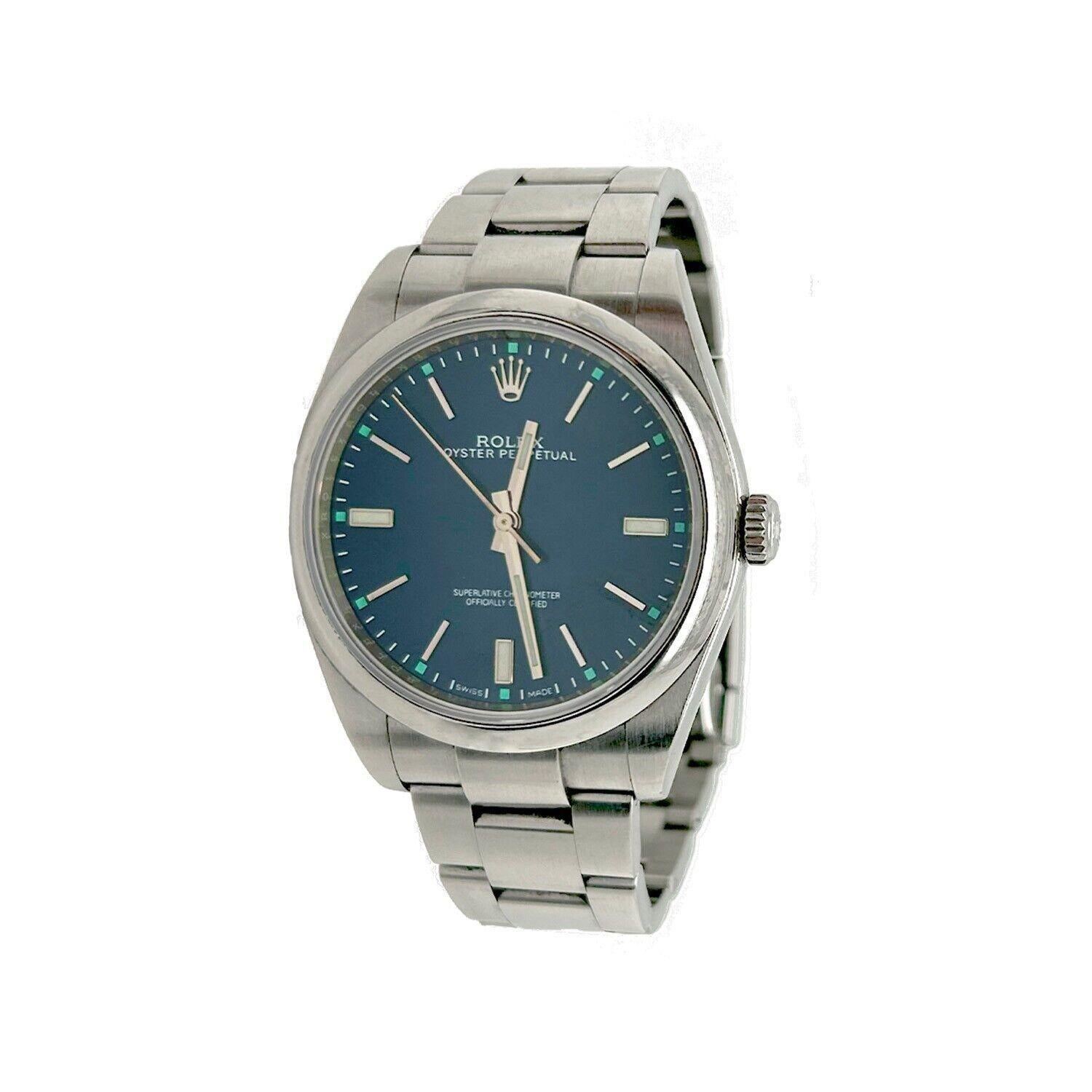 Questo Rolex è un classico senza tempo. Con la collezione Oyster Perpetual in acciaio inossidabile, questo orologio da 39 mm è la combinazione perfetta di eleganza e classe. Gli indici a bastone e la lunetta liscia aggiungono un tocco di