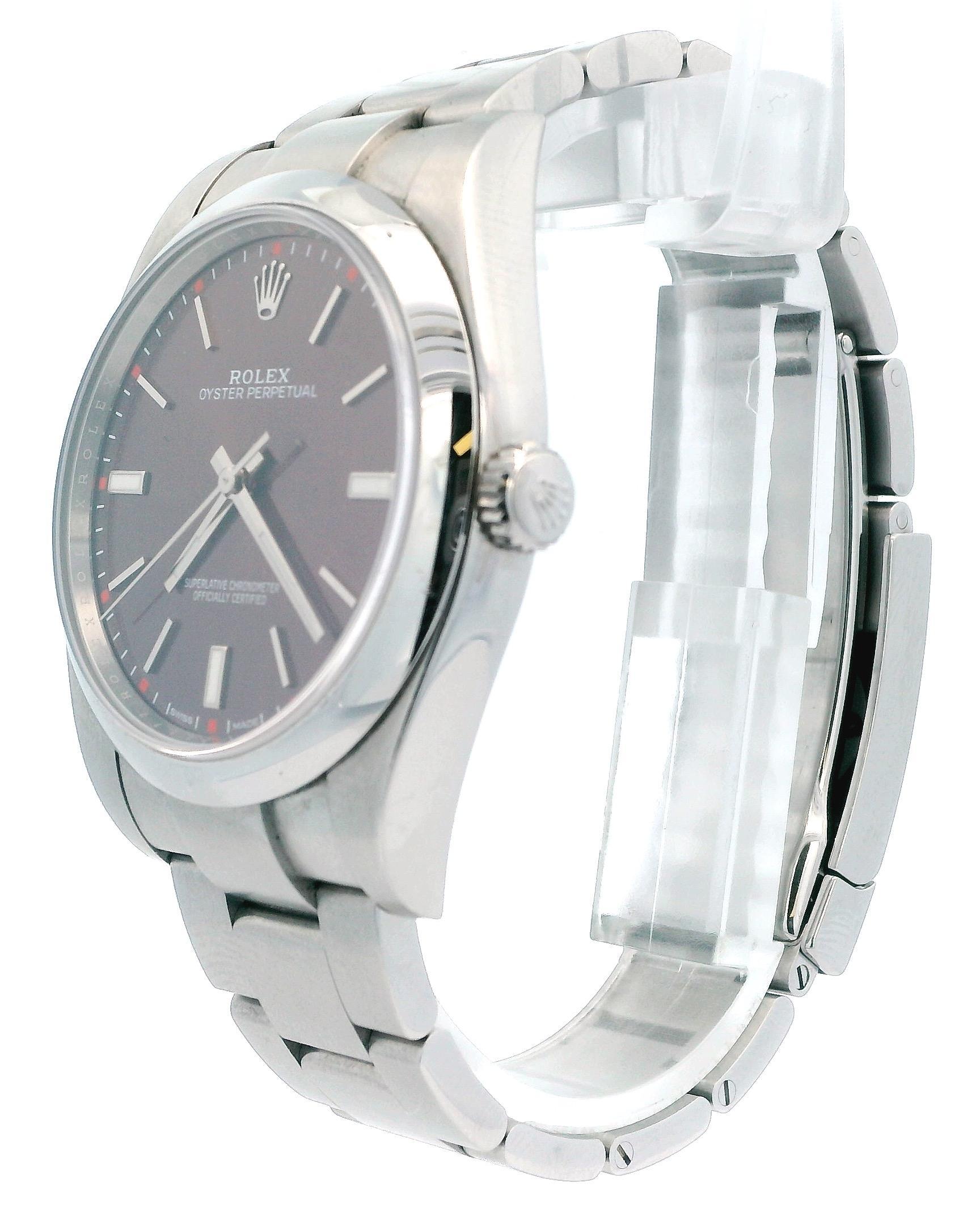 Orologio Rolex Oyster Perpetual 114300 Uomo. Cassa in acciaio inossidabile da 39 mm. Lunetta levigata in acciaio inossidabile. Quadrante rosso vinaccia con lancette e indici in acciaio. Bracciale Oyster in acciaio inossidabile con chiusura a