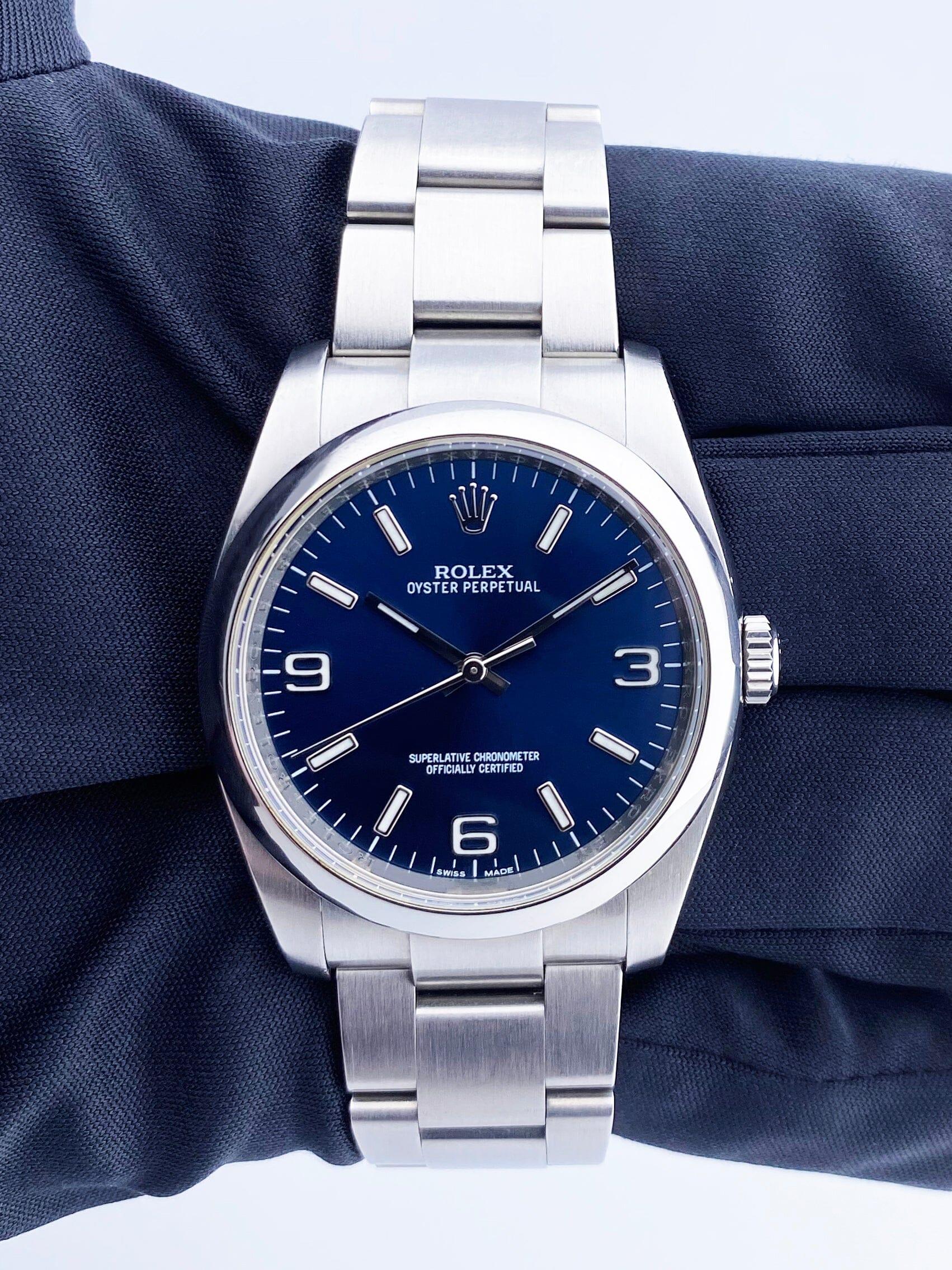 Orologio Rolex Oyster Perpetual 116000 Uomo. Cassa in acciaio inossidabile da 36 mm con lunetta liscia. Quadrante blu con lancette e numeri arabi in acciaio luminosi e indici delle ore. Rehaut inciso. Bracciale Oyster in acciaio inossidabile con