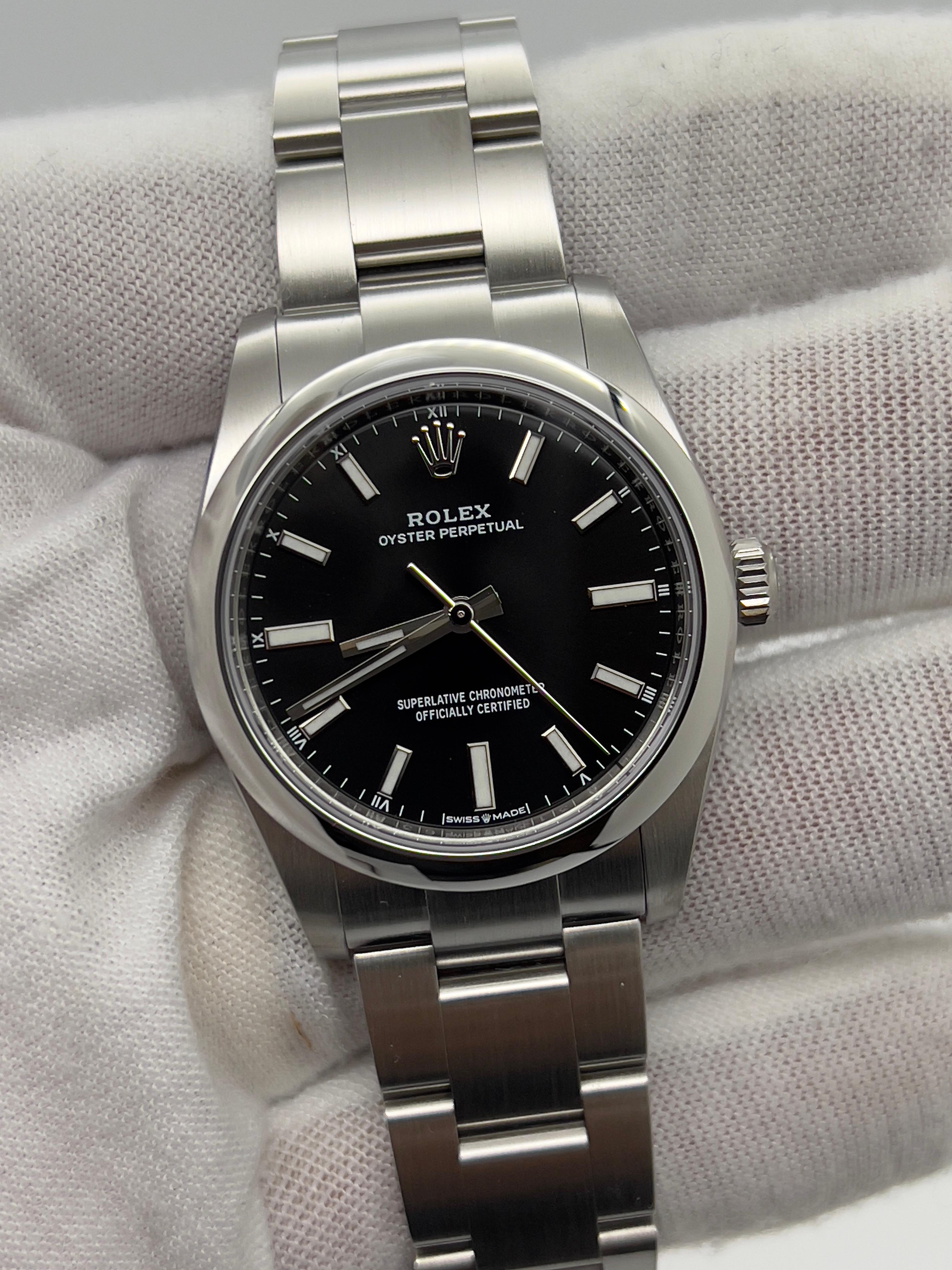 Stilnummer: 124200
Seriennummer: 315R1***
Jahr: 2023
Modell: Oyster Perpetual
MATERIAL des Gehäuses: Rostfreier Stahl
Band: Rostfreier Stahl
Lünette: Edelstahl
Zifferblatt: Schwarz
Gesicht: Saphirglas
Gehäusegröße: 34mm

Enthält: 
-Rolex Box &