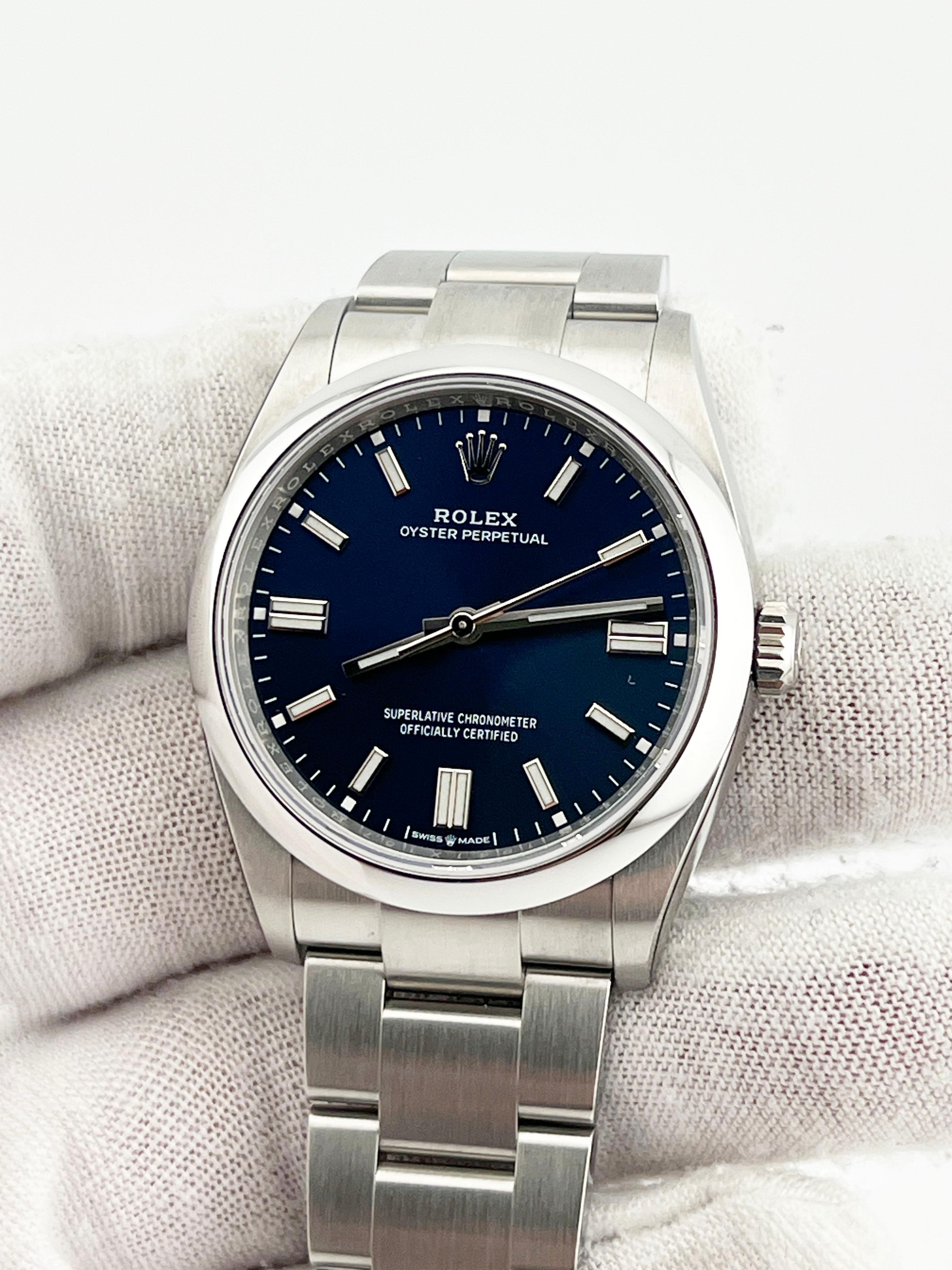 Rolex Oyster Perpetual 126000 36mm Blaues Zifferblatt Stahl Box Papier 2023 mit Stickers im Zustand „Hervorragend“ im Angebot in San Diego, CA