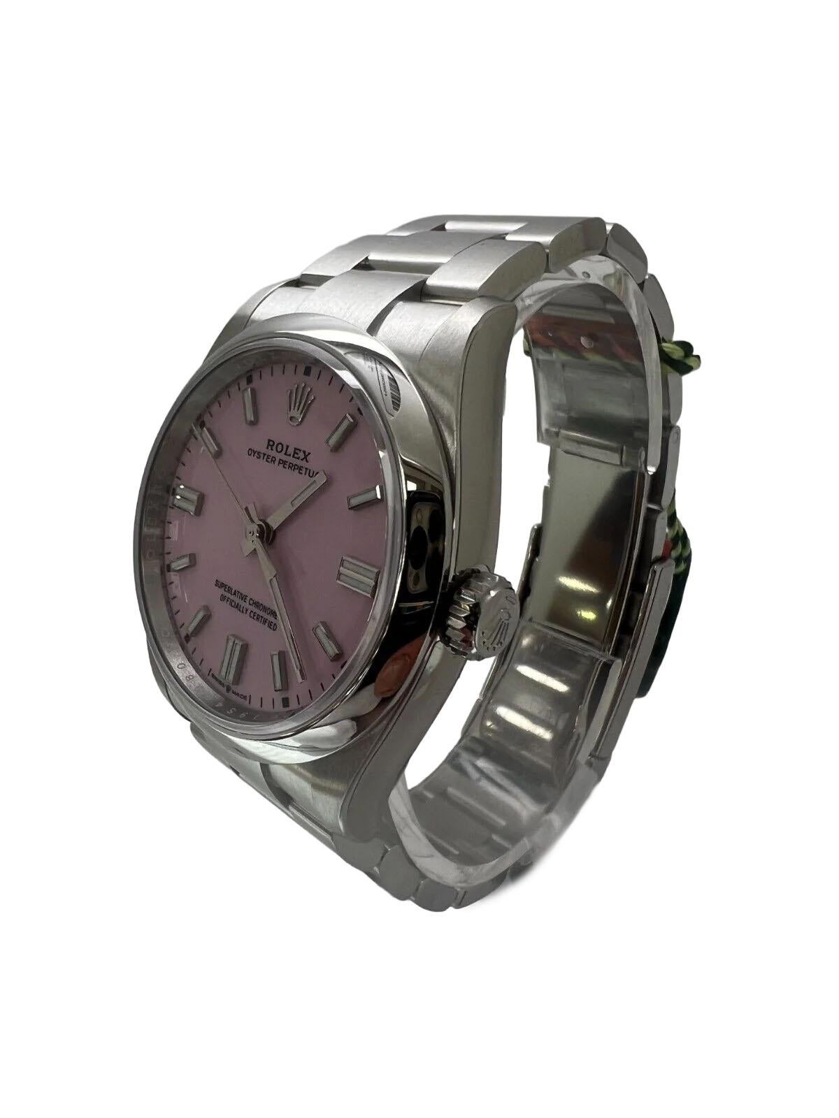 Voici la toute nouvelle Rolex Oyster Perpetual 126000 2025, dotée d'un élégant cadran argenté, associée à l'emblématique bracelet Oystersteel Oyster et à une lunette argentée lisse. Ce garde-temps de 36 mm illustre l'alliance parfaite de la forme et