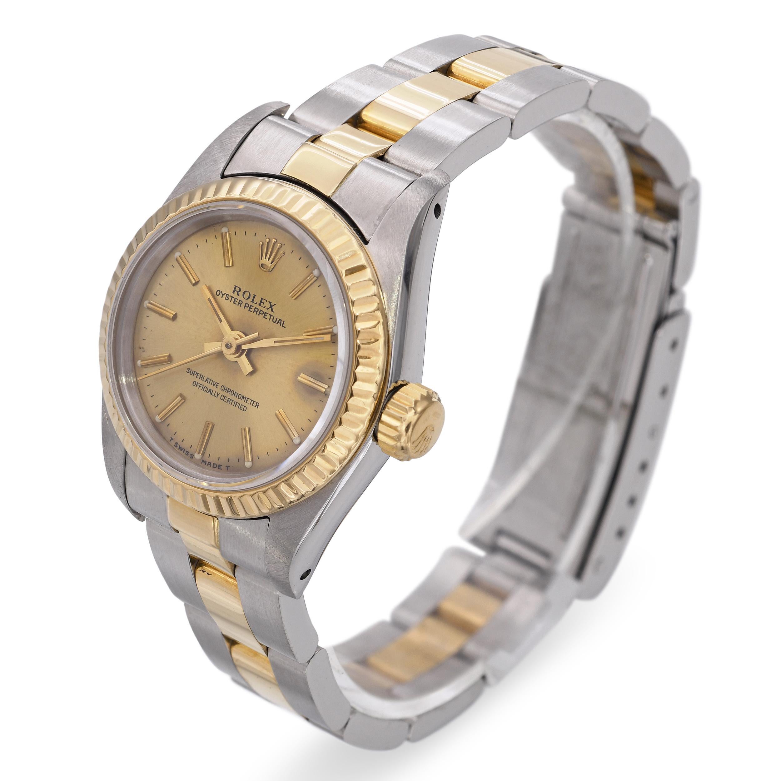 Atemporal y elegante, este Rolex Oyster Perpetual referencia 67193 es un refinado reloj de mujer que combina el lujo con la versatilidad cotidiana. La caja de acero inoxidable se combina con un bisel estriado de oro amarillo de 18 quilates y un