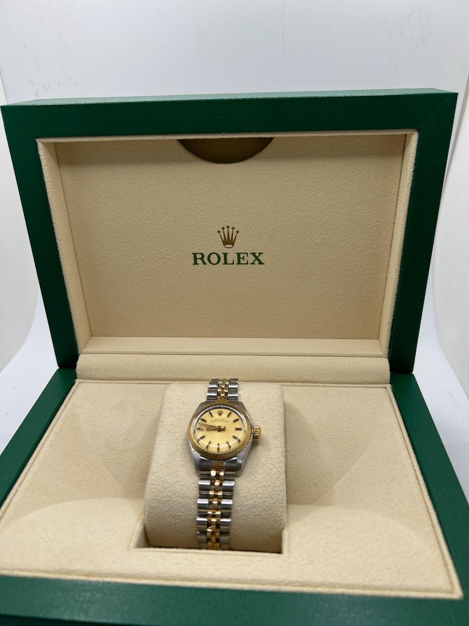 Esta Rolex Oyster Perpetual Lady vintage, referencia 6719, combina la elegancia atemporal con la reconocida artesanía de Rolex. Fechada en 1979, presenta una caja de 26 mm en una clásica combinación bicolor de oro amarillo de 18 quilates y acero