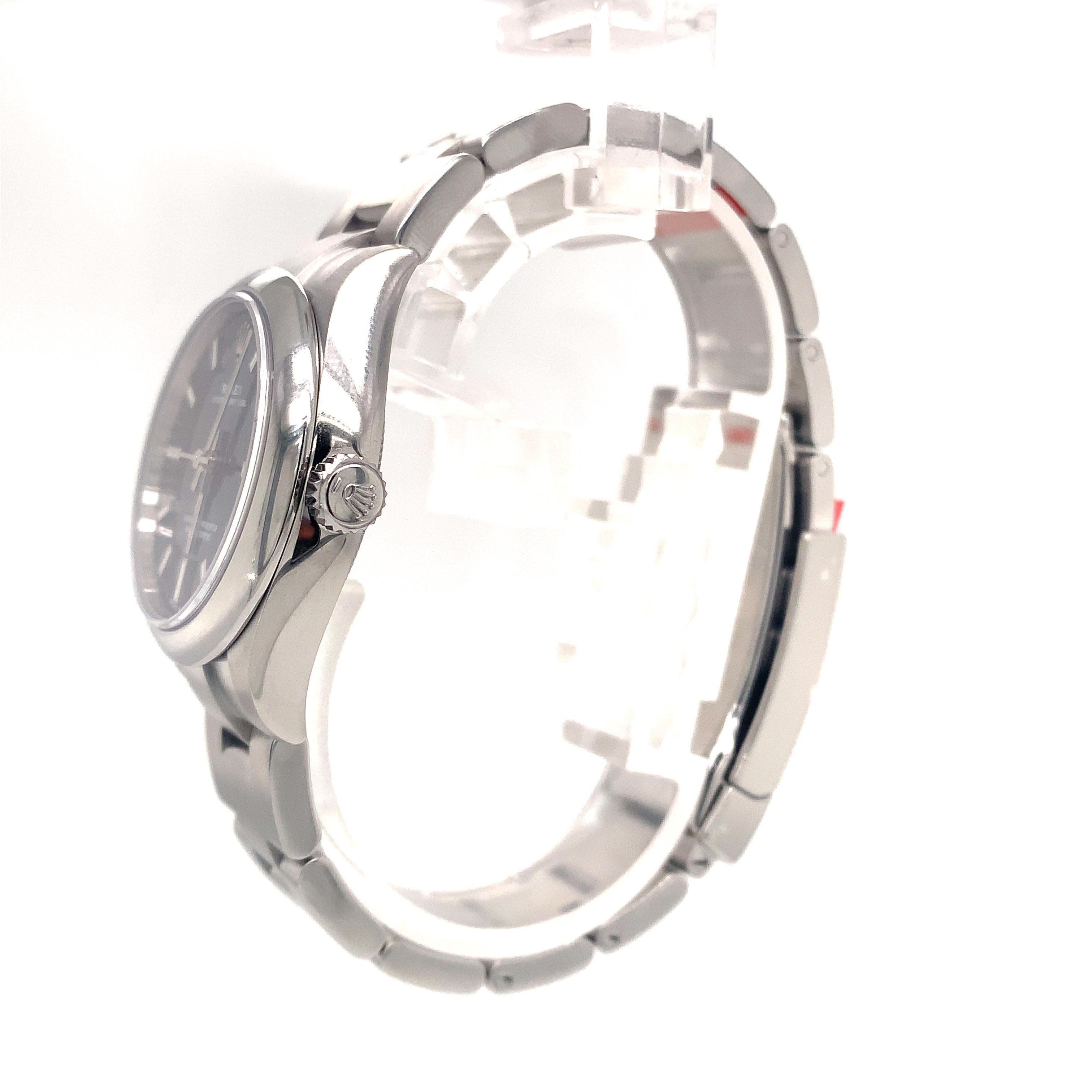 Die Oyster Perpetual 31 mit einem dunkelblauen Zifferblatt und einem Oyster-Armband. Die Ästhetik der Oyster Perpetual Modelle zeichnet sie als Symbole eines universellen und klassischen Stils aus. Sie verkörpern zeitlose Form und Funktion, fest