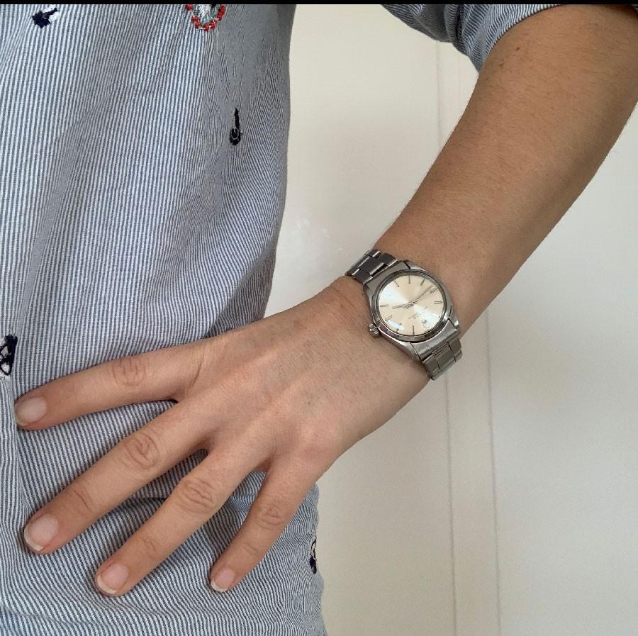 Orologio ROLEX Oyster Perpetual 31 7205.
Cassa oyster in acciaio inossidabile di 31 mm di diametro. Questo orologio ha un vetro zaffiro antigraffio. Quadrante argentato con indici a bastone in rilievo. La corona è avvitata. 
Dimensioni: